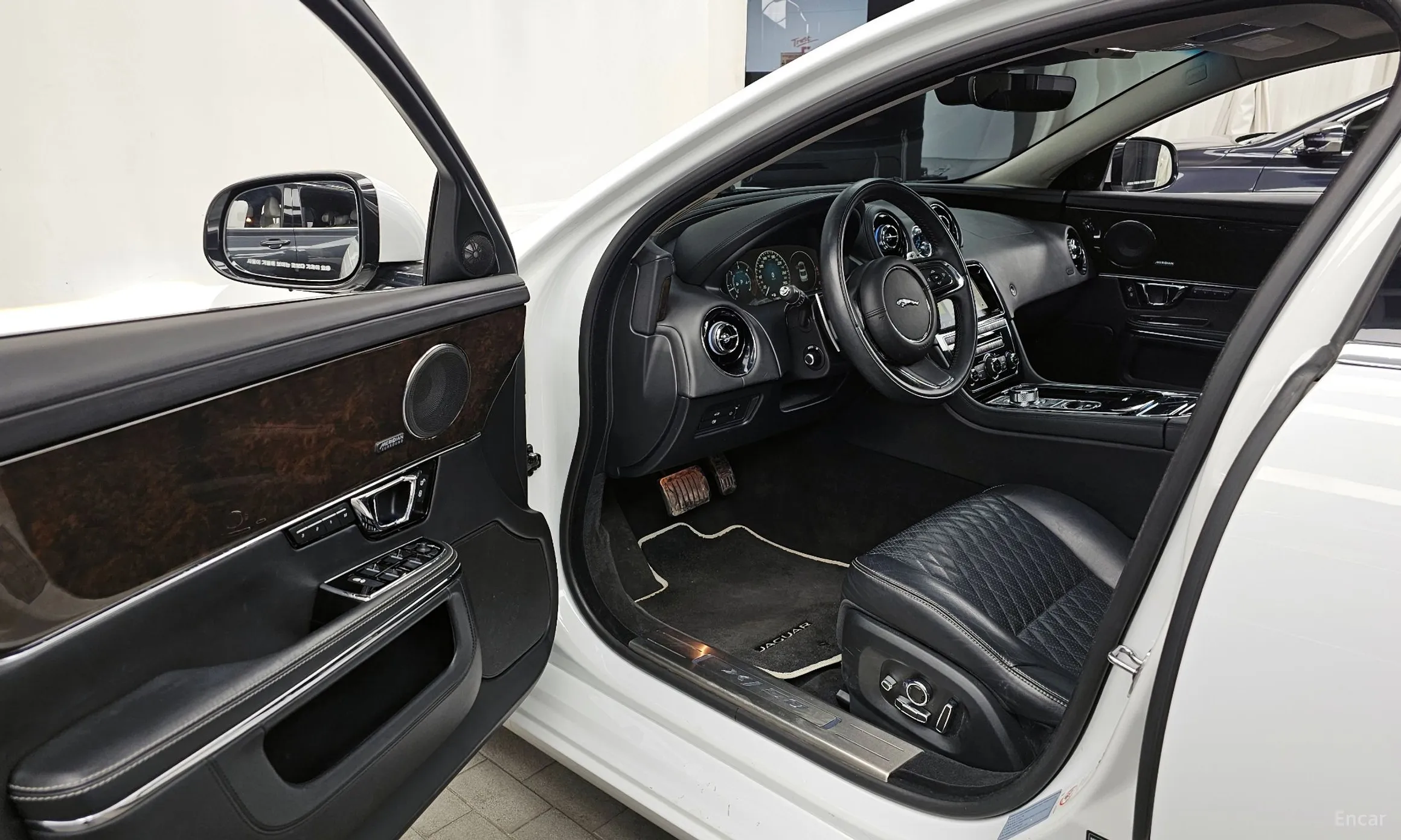 Jaguar All New XJ превью 10