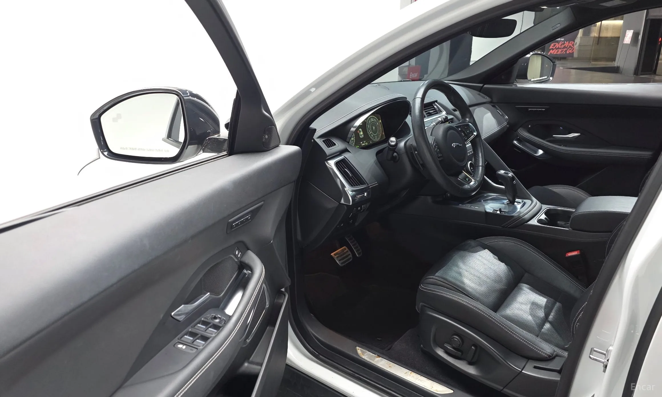 Jaguar E-PACE превью 11