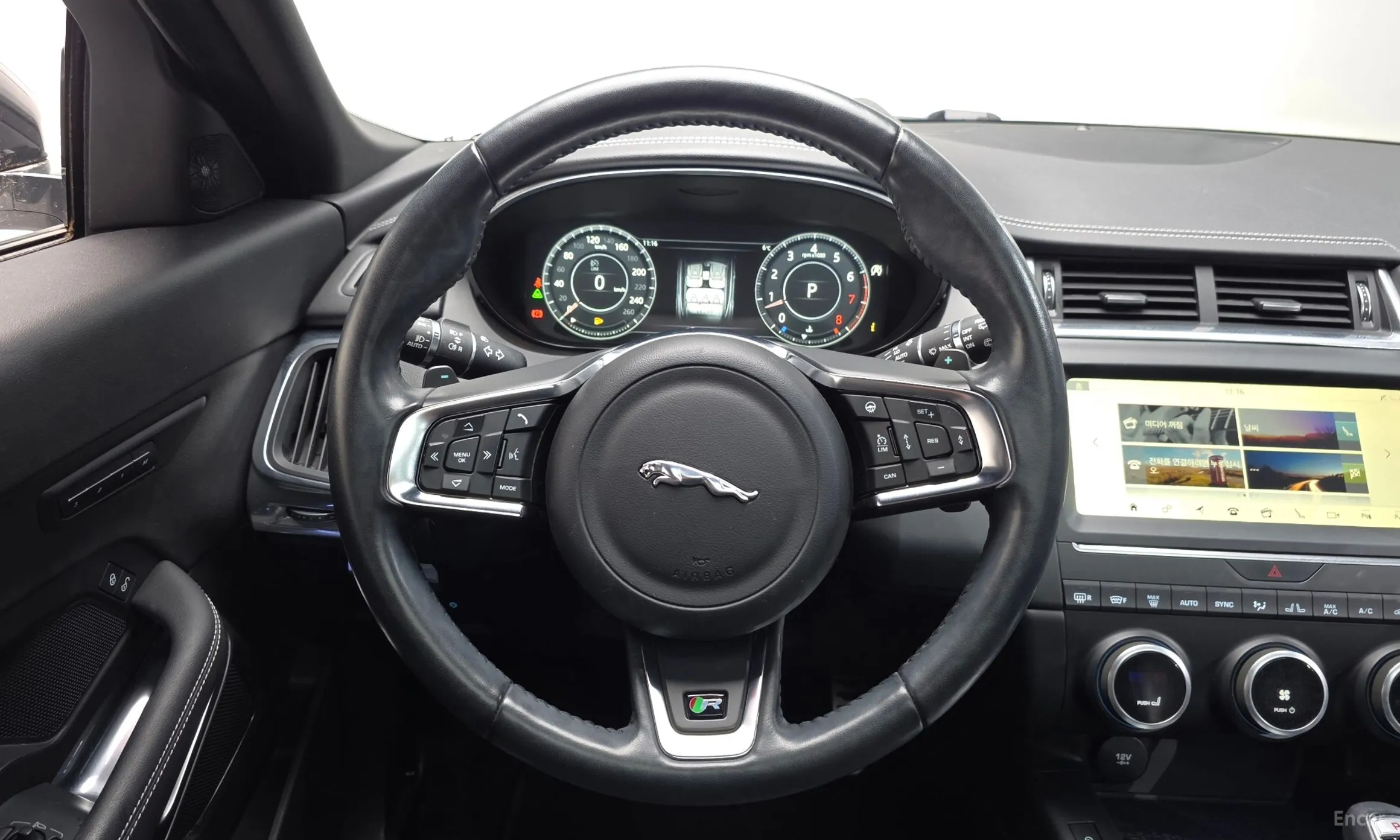 Jaguar E-PACE превью 13