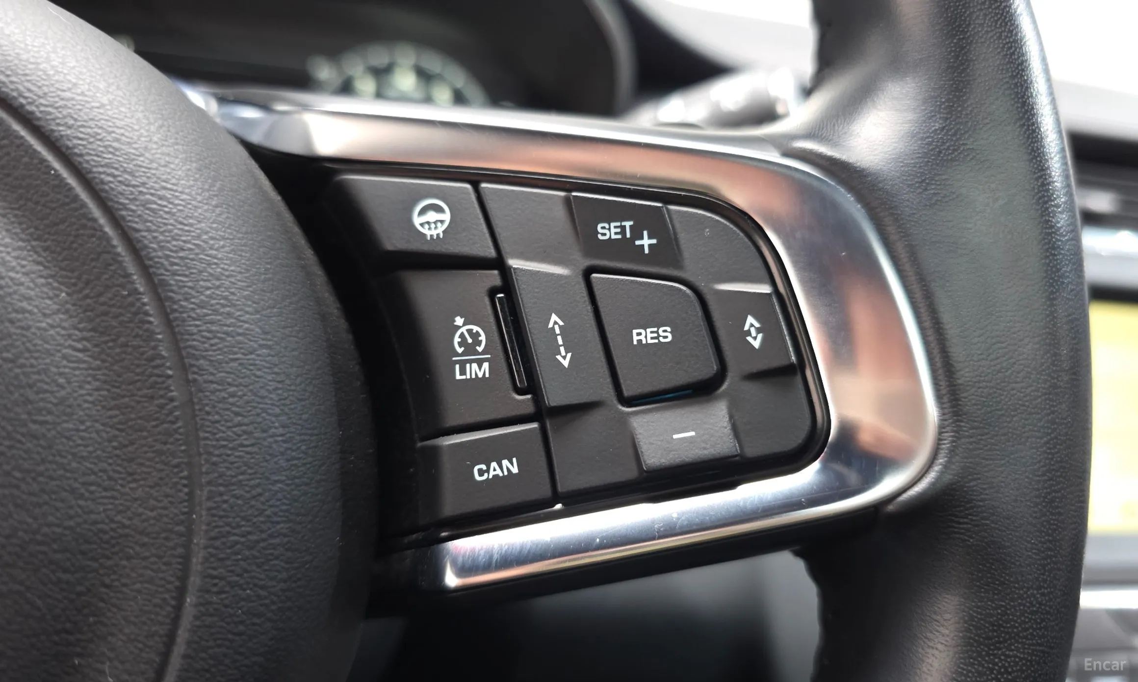 Jaguar E-PACE превью 19