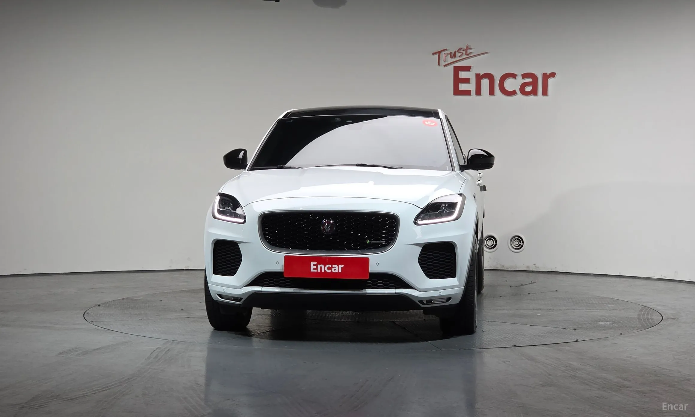 Jaguar E-PACE превью 3