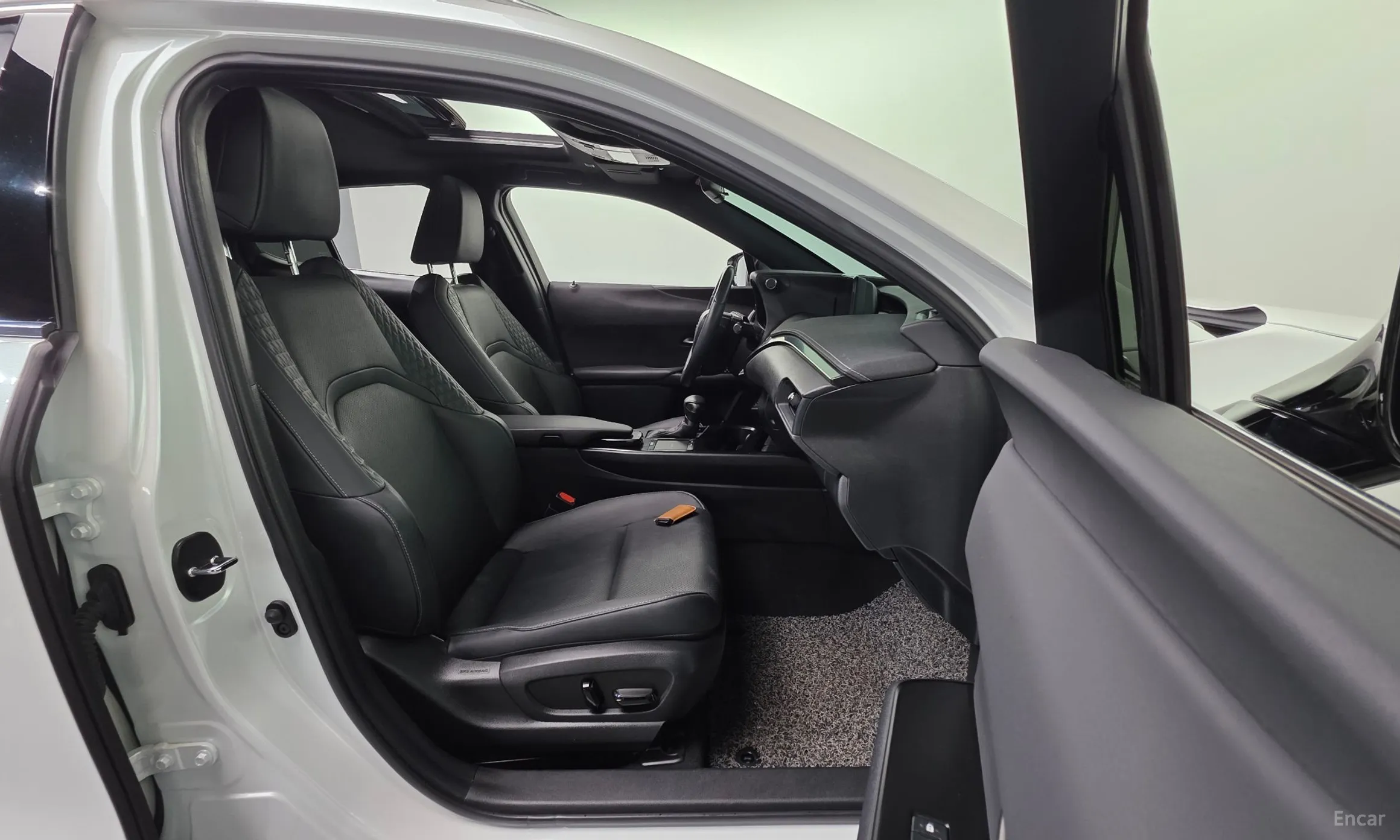 Lexus UX250h превью 10