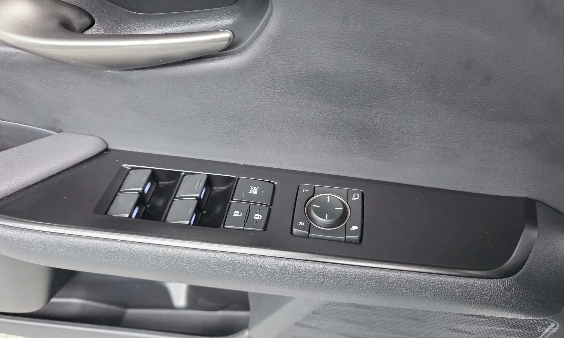 Lexus UX250h превью 13