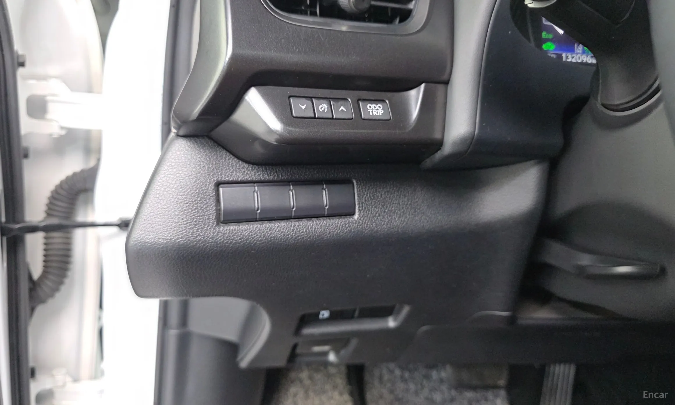 Lexus UX250h превью 14
