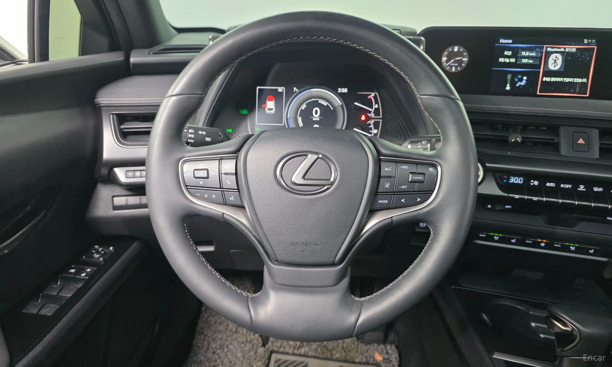 Lexus UX250h превью 15