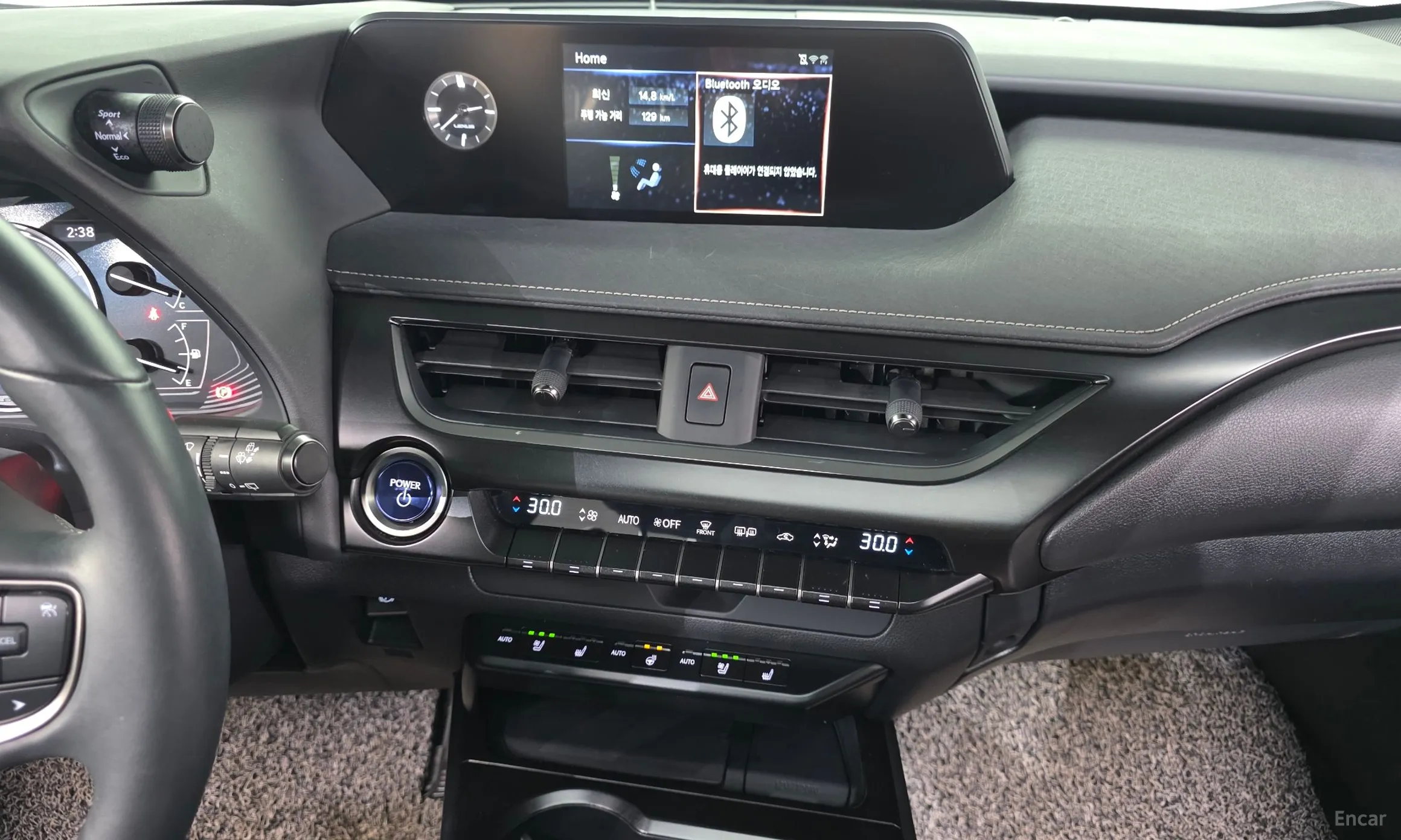 Lexus UX250h превью 16