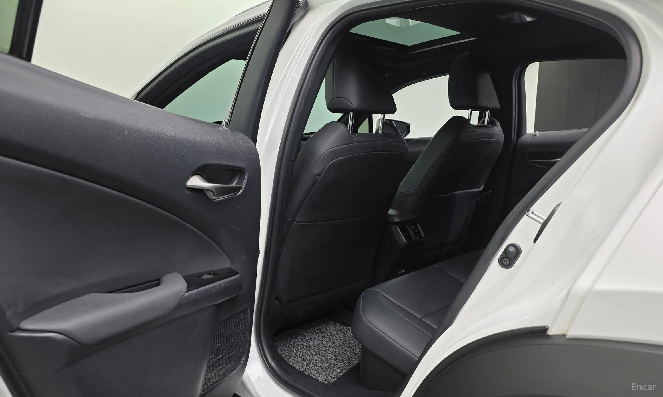 Lexus UX250h превью 18