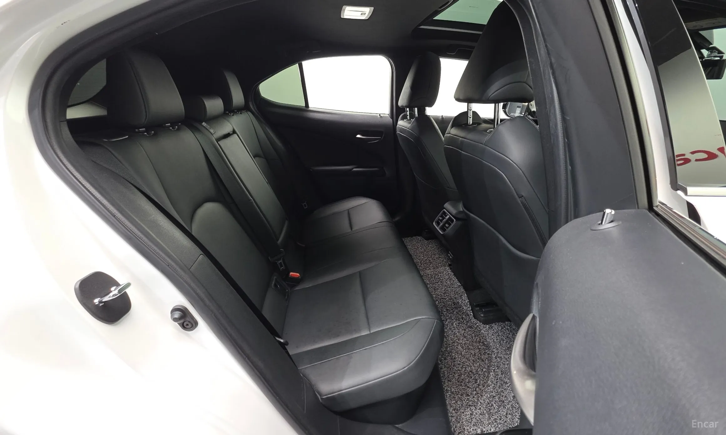 Lexus UX250h превью 19