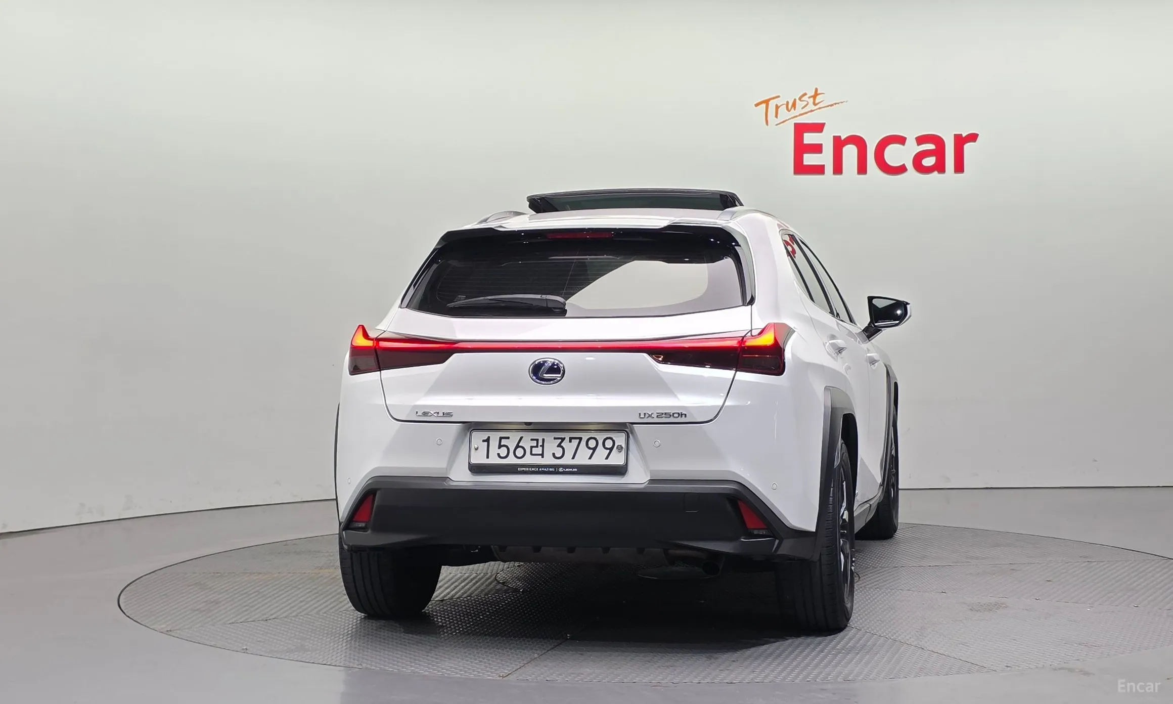 Lexus UX250h превью 4