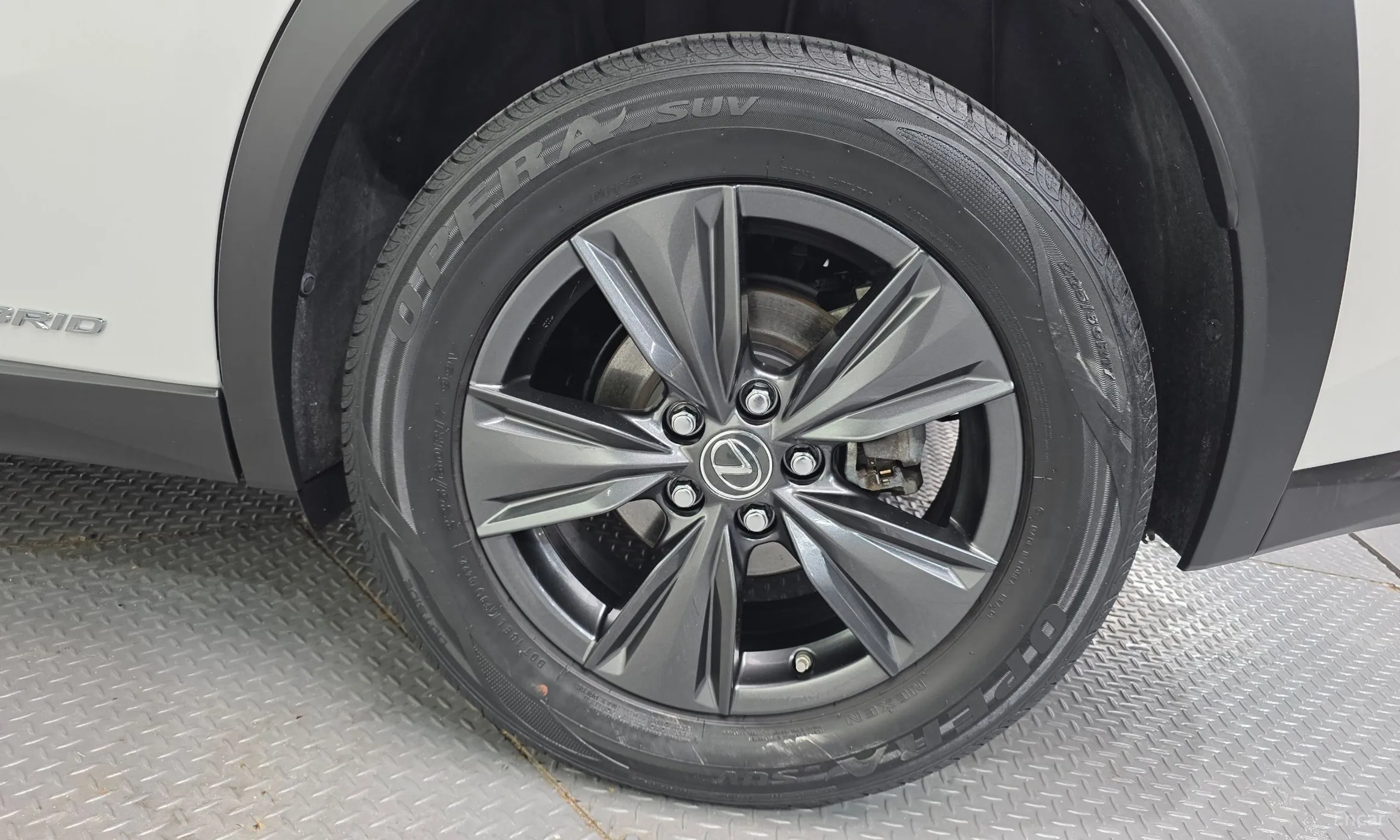 Lexus UX250h превью 5