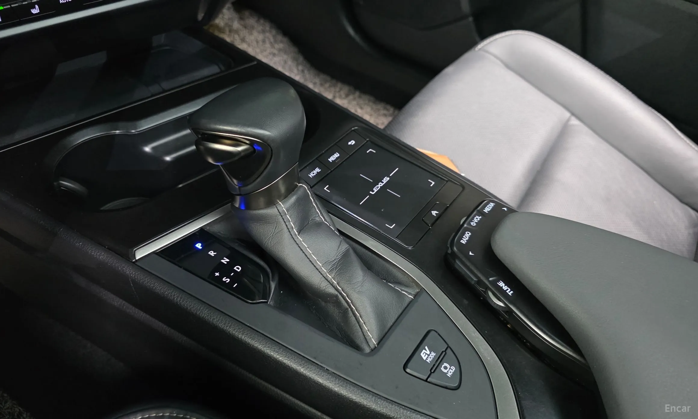 Lexus UX250h превью 9