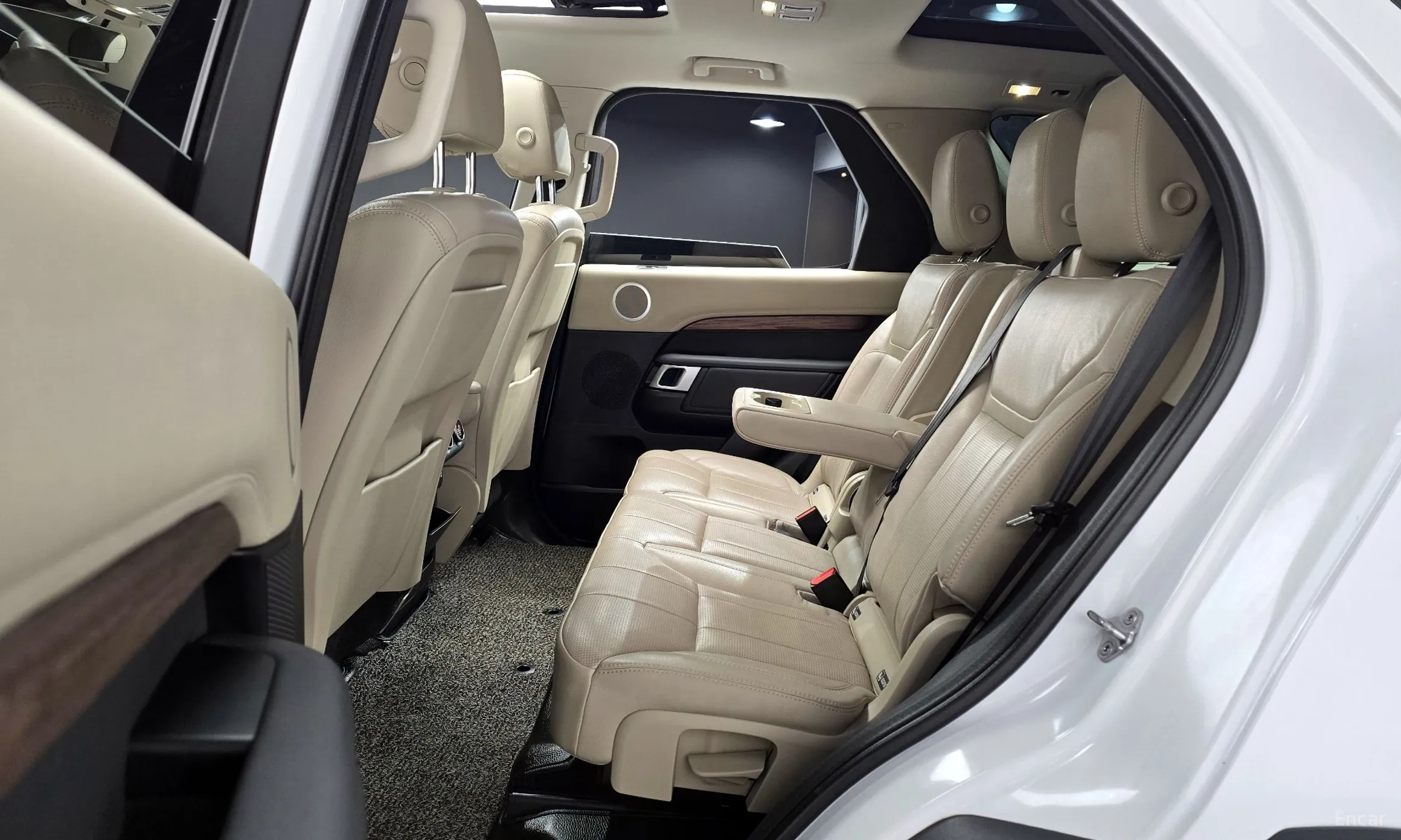 Land Rover Discovery 5 превью 12