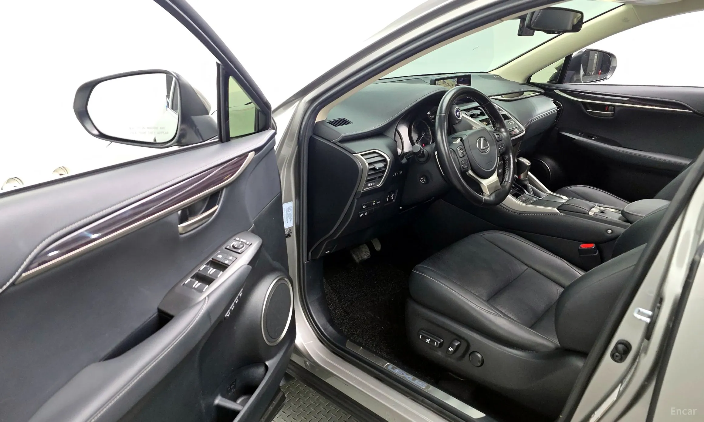 Lexus NX300h превью 10