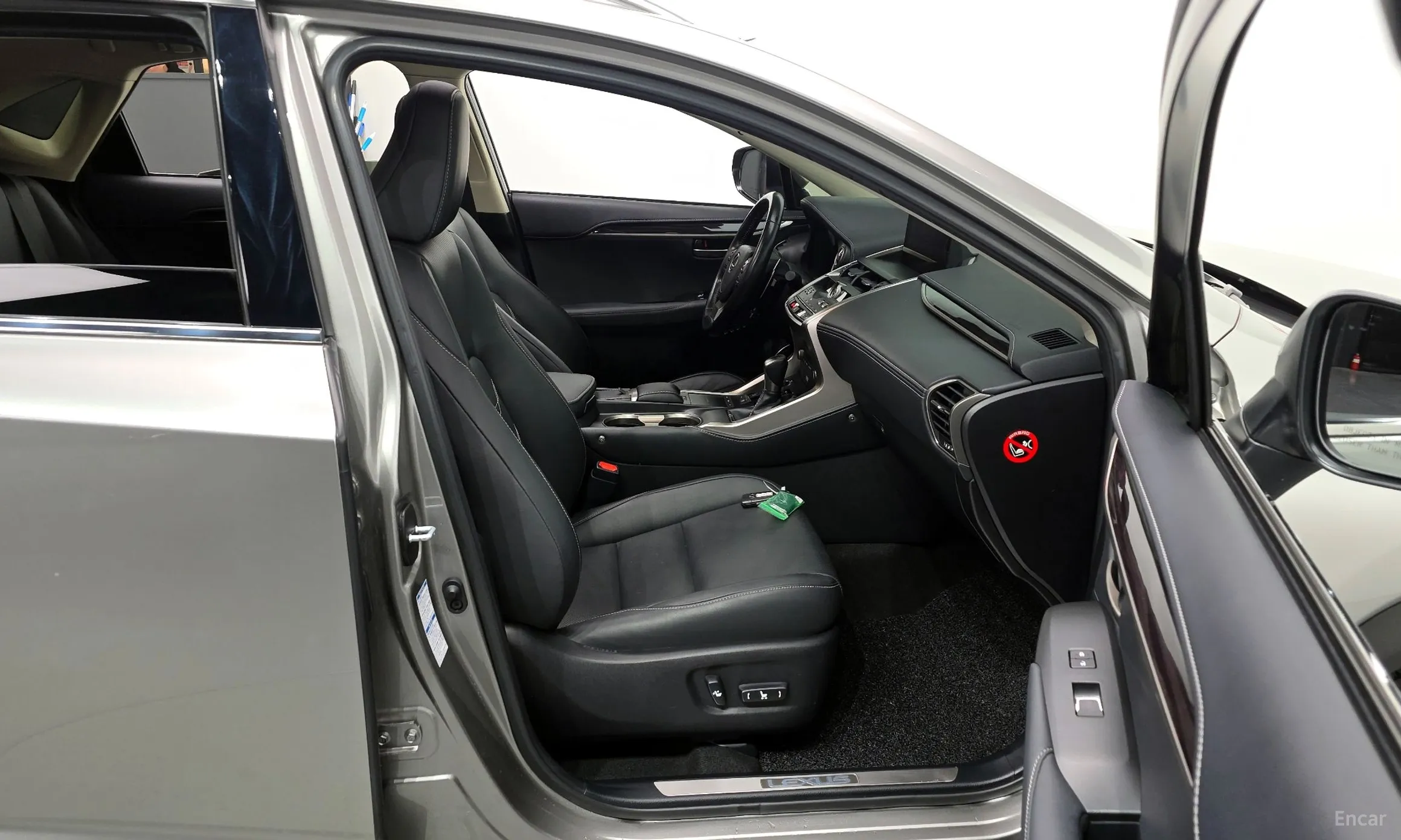 Lexus NX300h превью 11