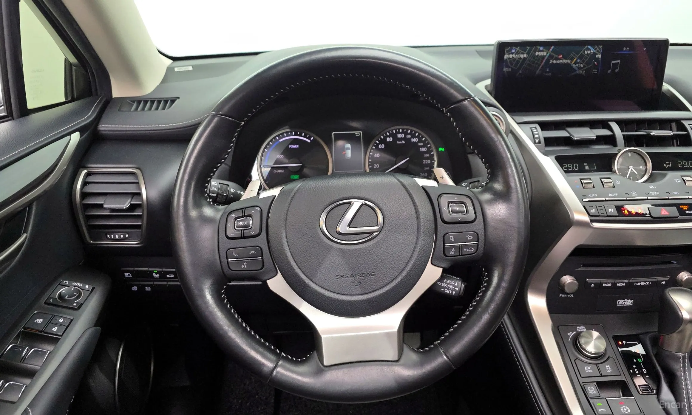 Lexus NX300h превью 13