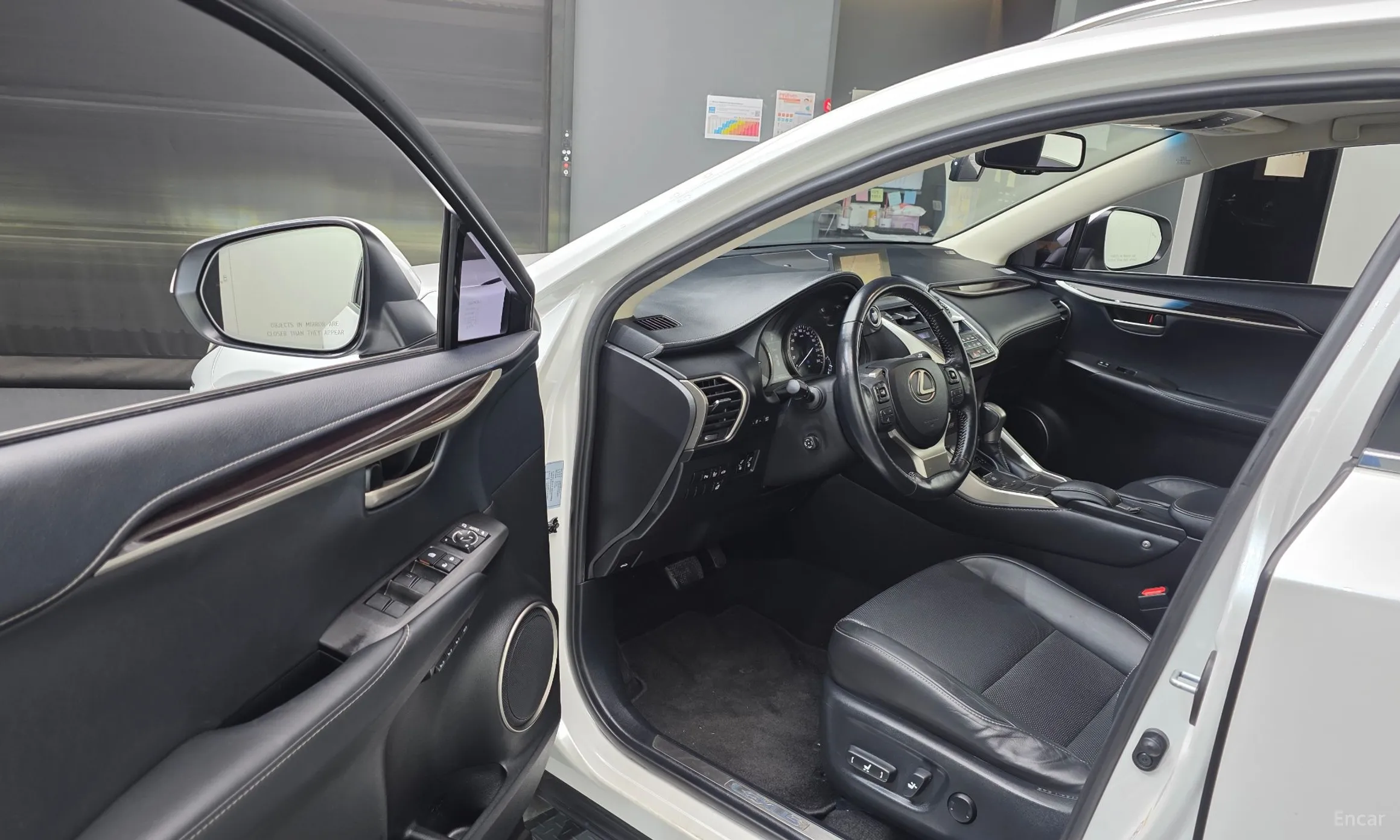 Lexus NX300h превью 10