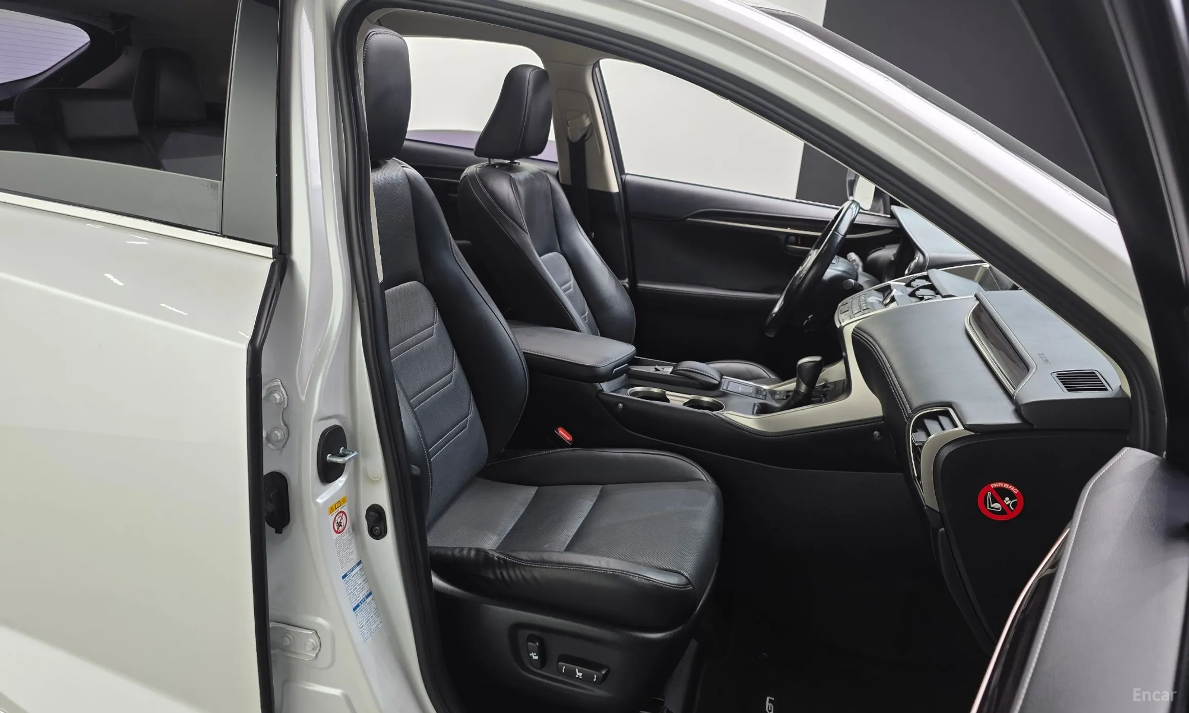 Lexus NX300h превью 12