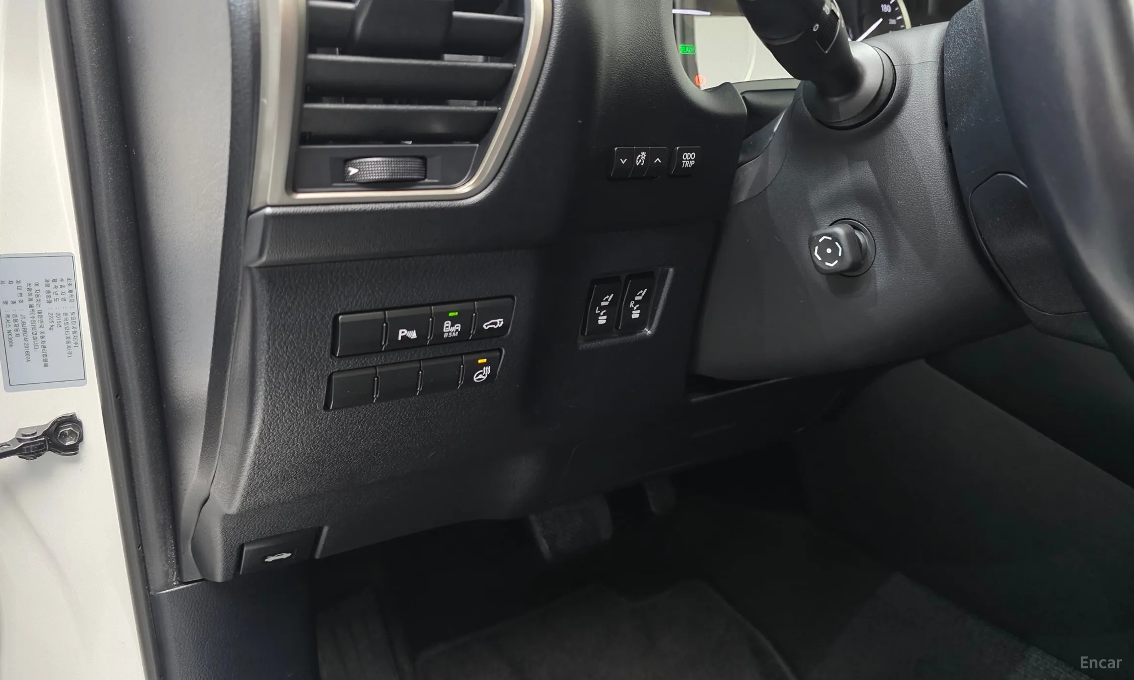 Lexus NX300h превью 14