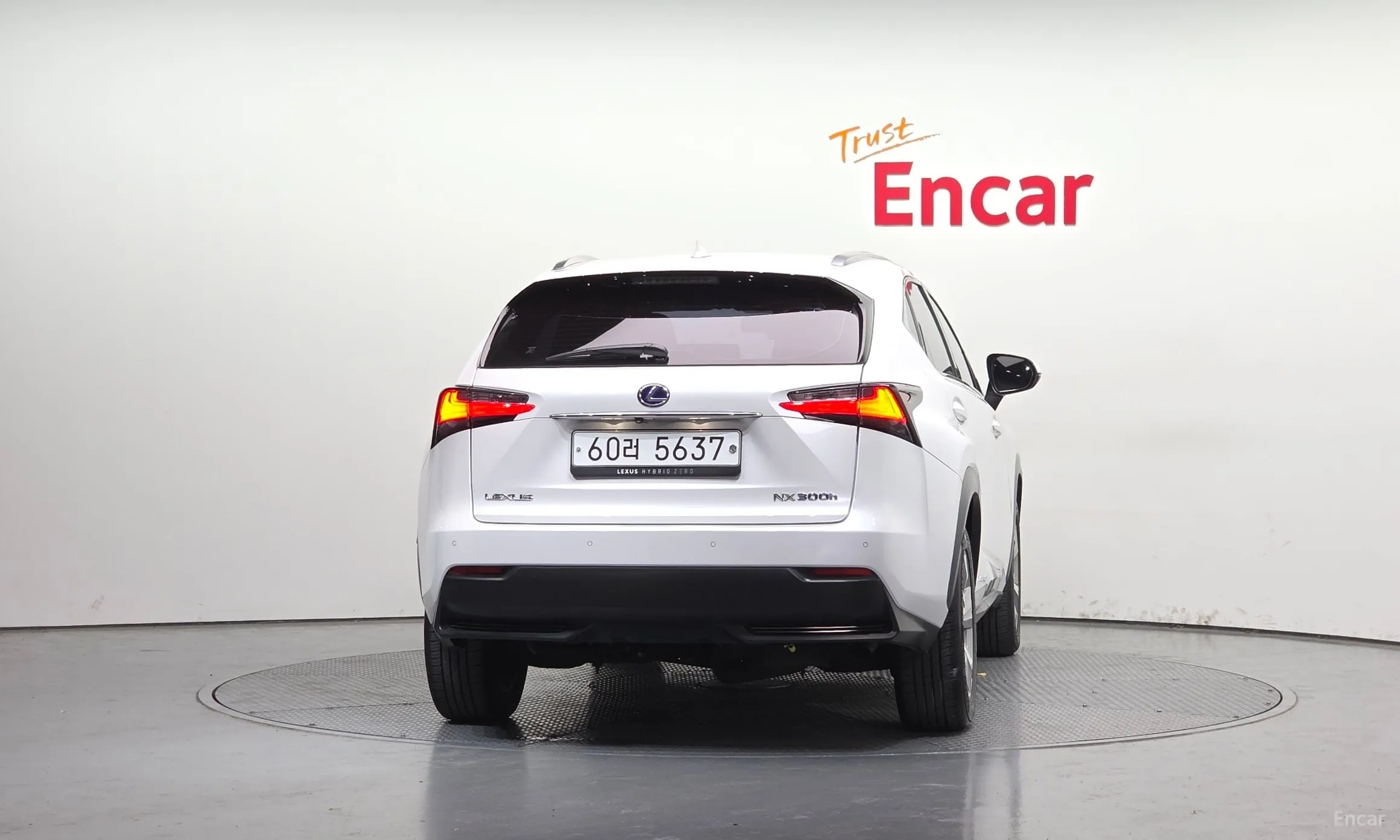 Lexus NX300h превью 4