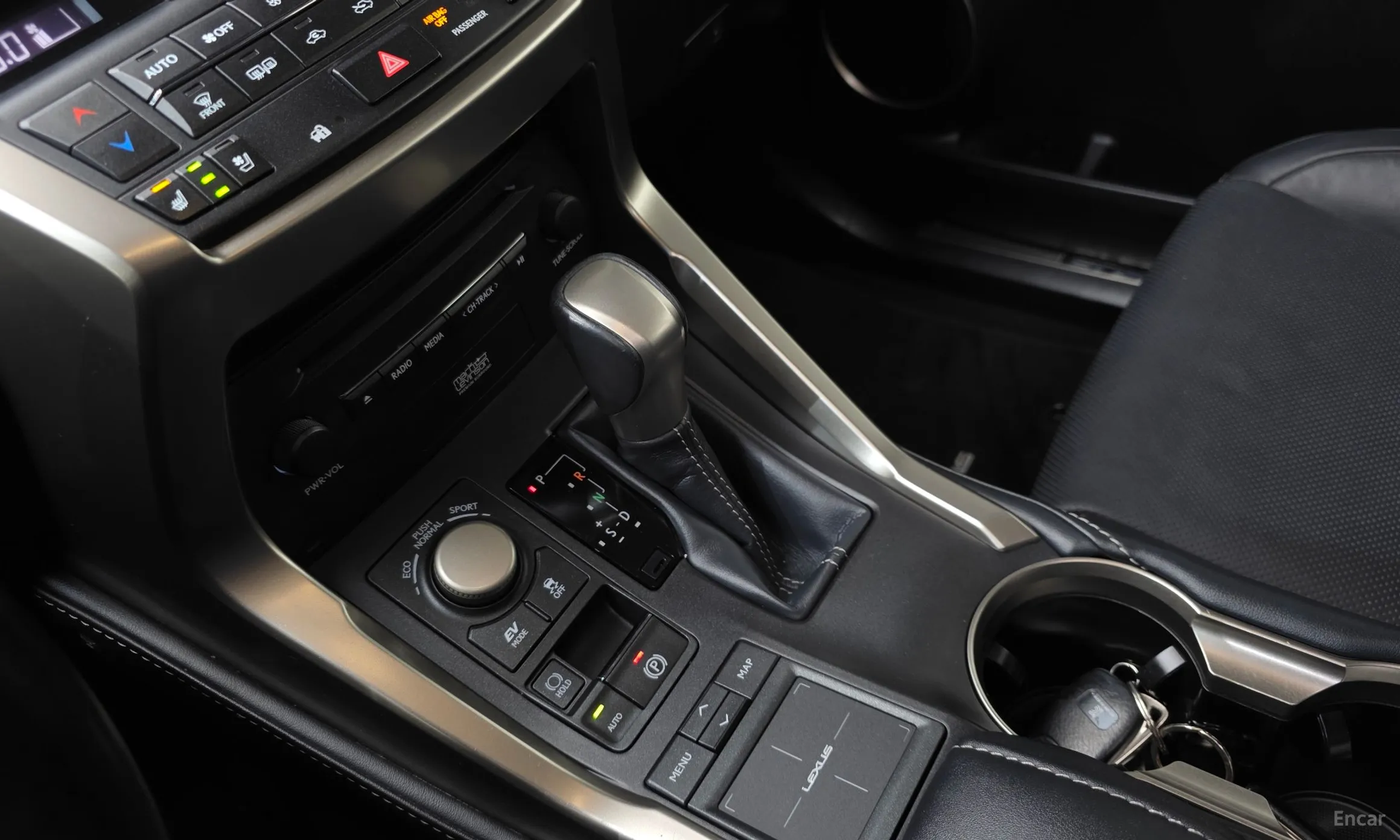 Lexus NX300h превью 9
