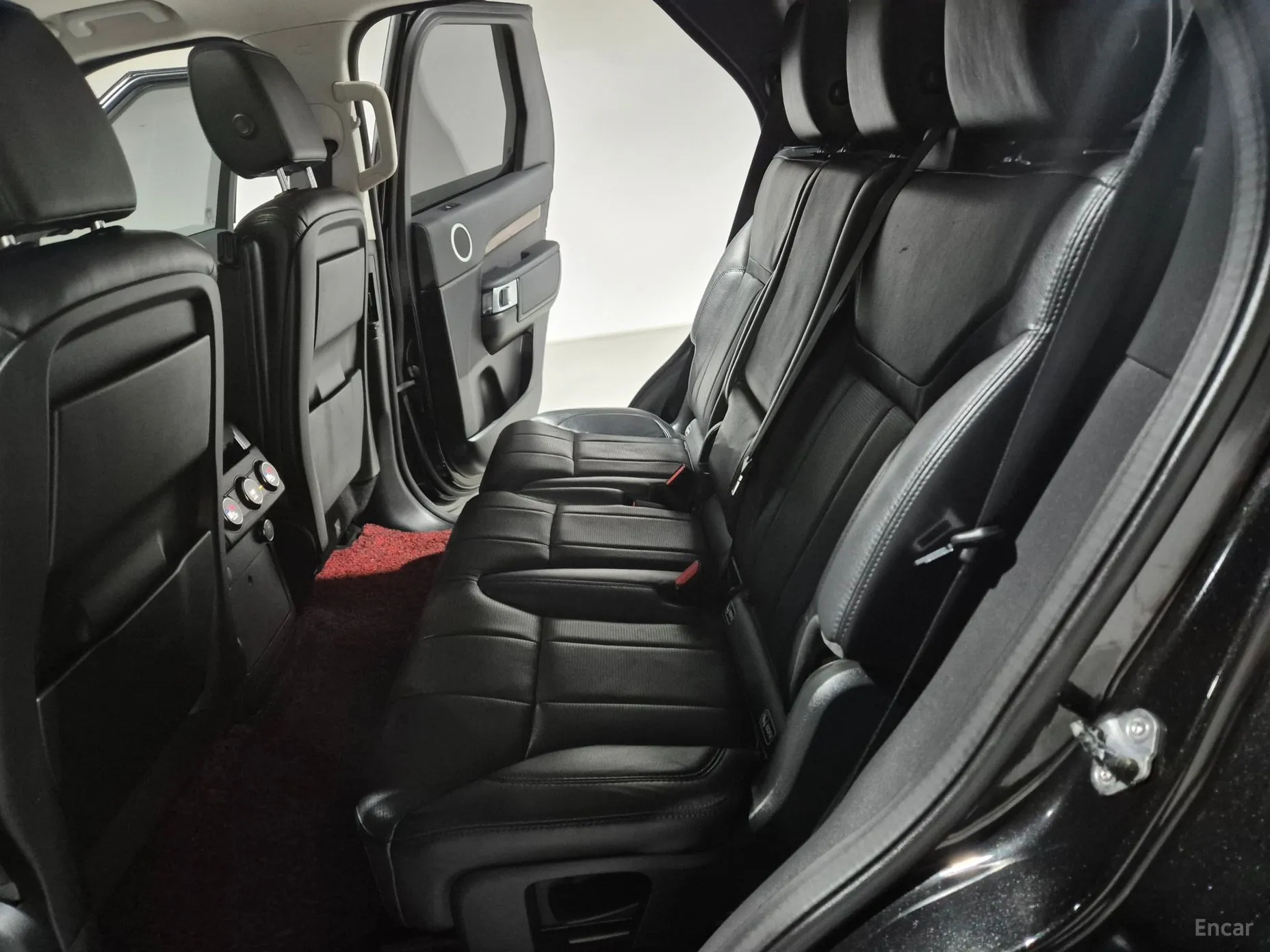 Land Rover Discovery 5 превью 11