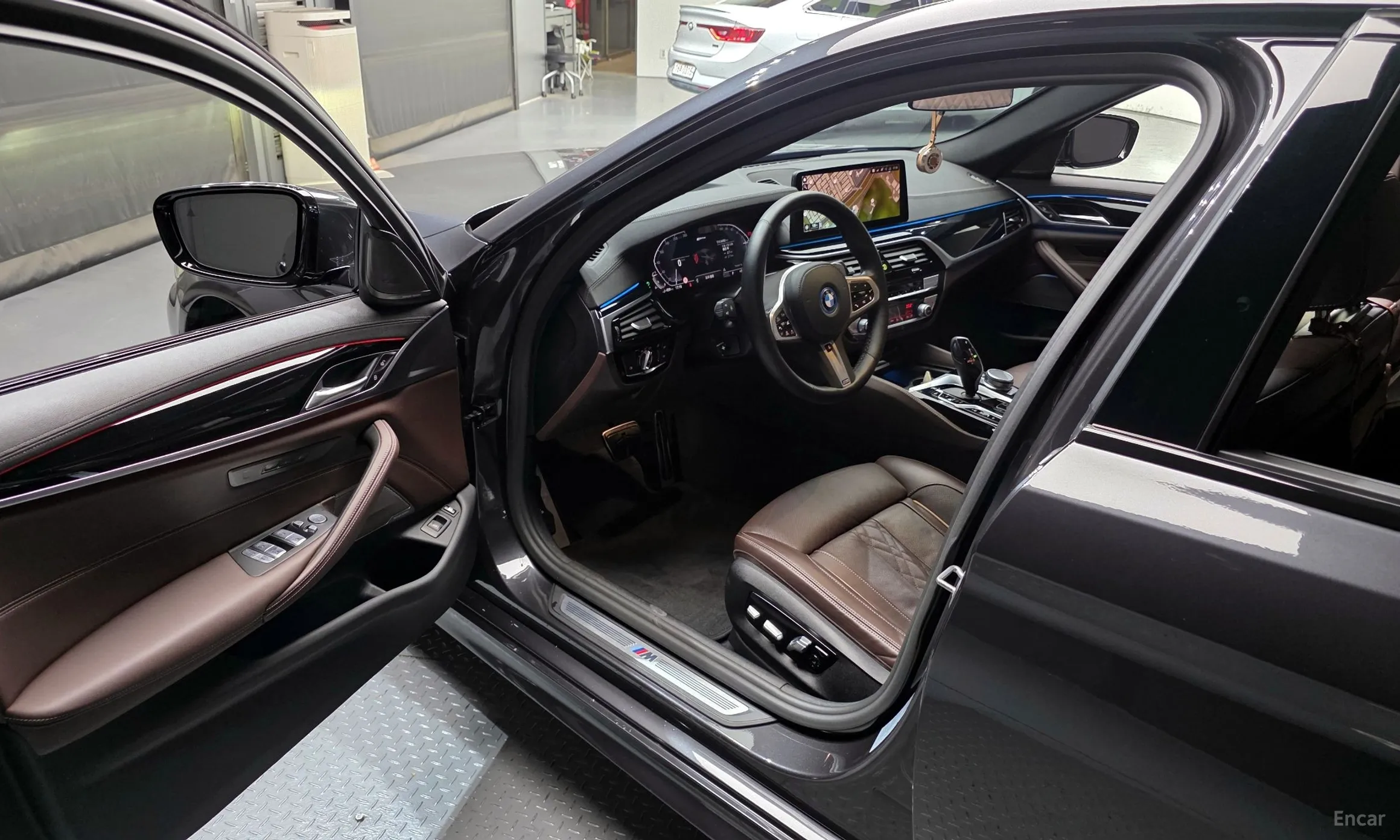 BMW 5 Series (G30) превью 10
