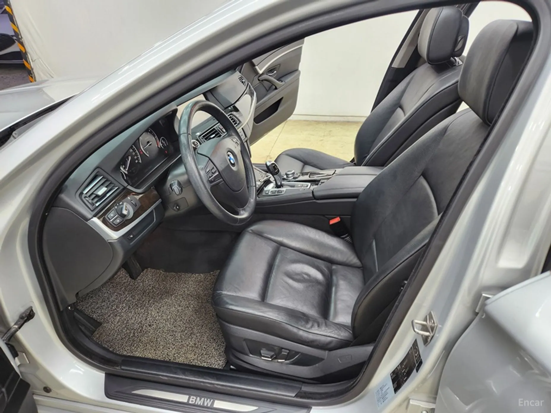 BMW 5 Series (F10) превью 12