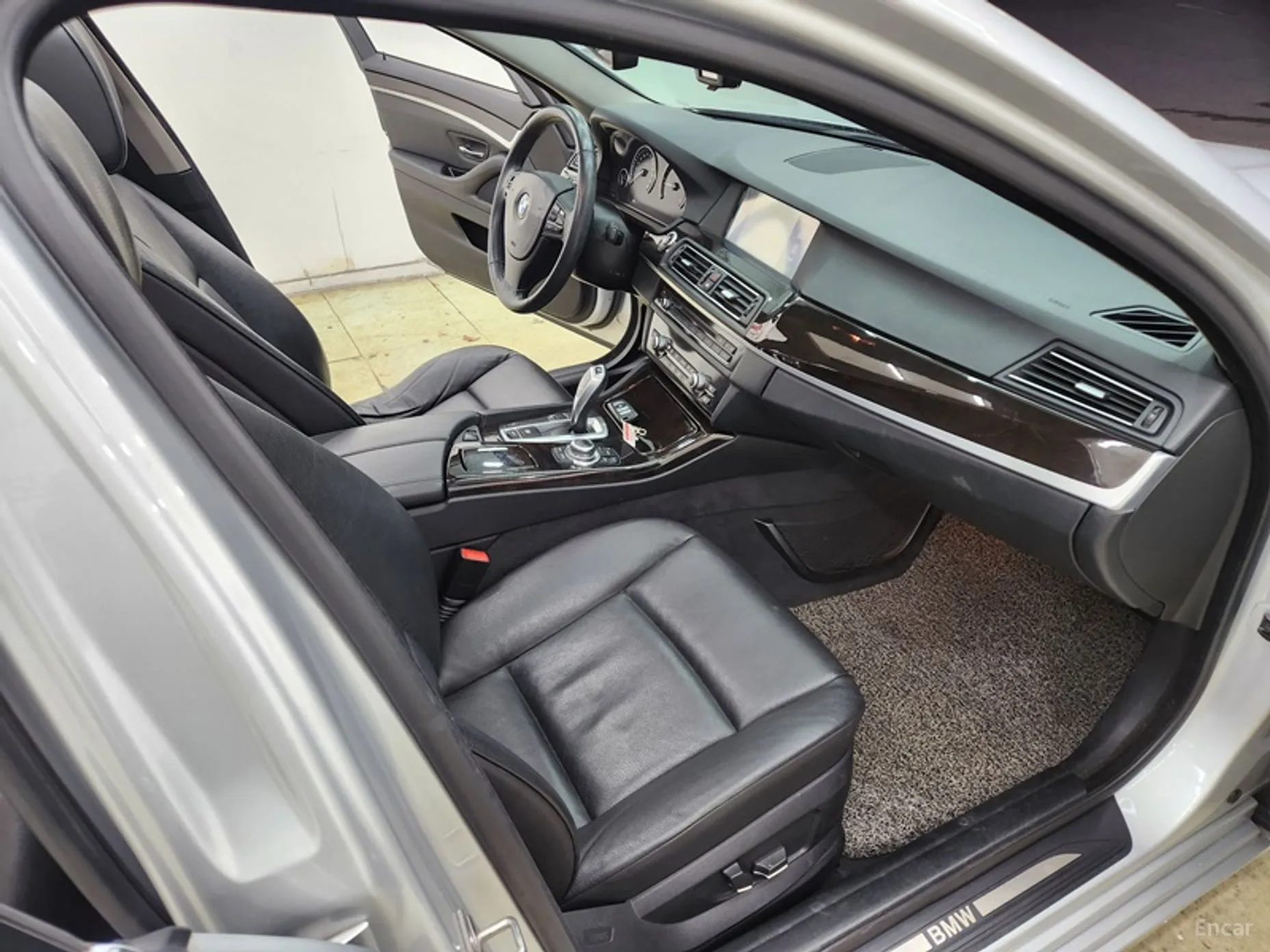 BMW 5 Series (F10) превью 13