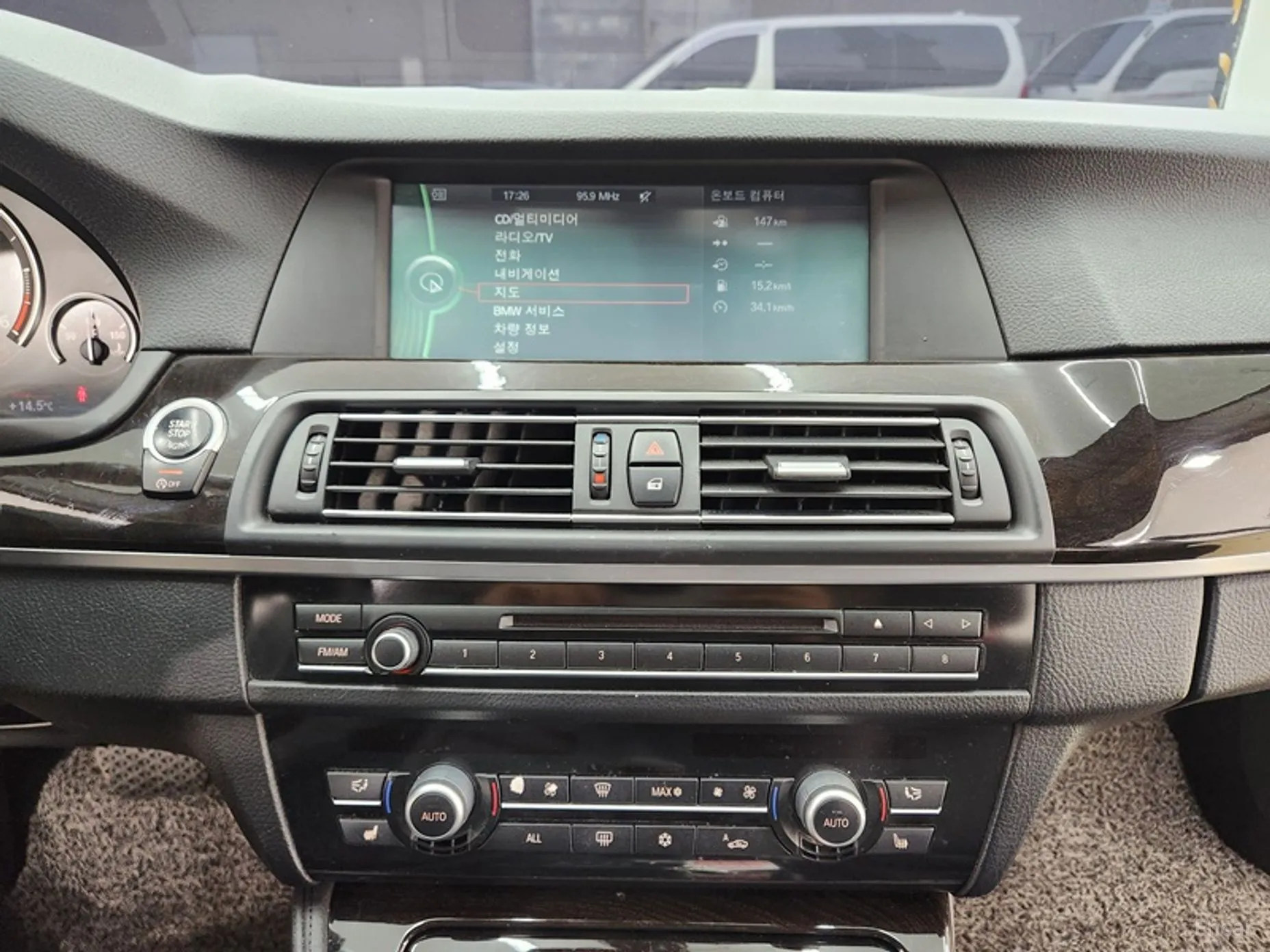 BMW 5 Series (F10) превью 18