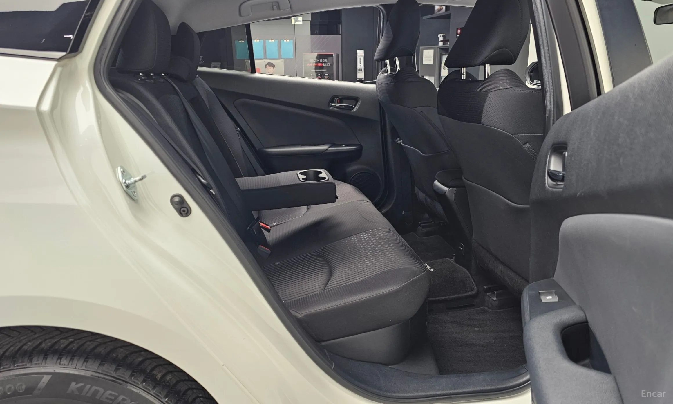 Toyota Prius 4th Generation превью 12