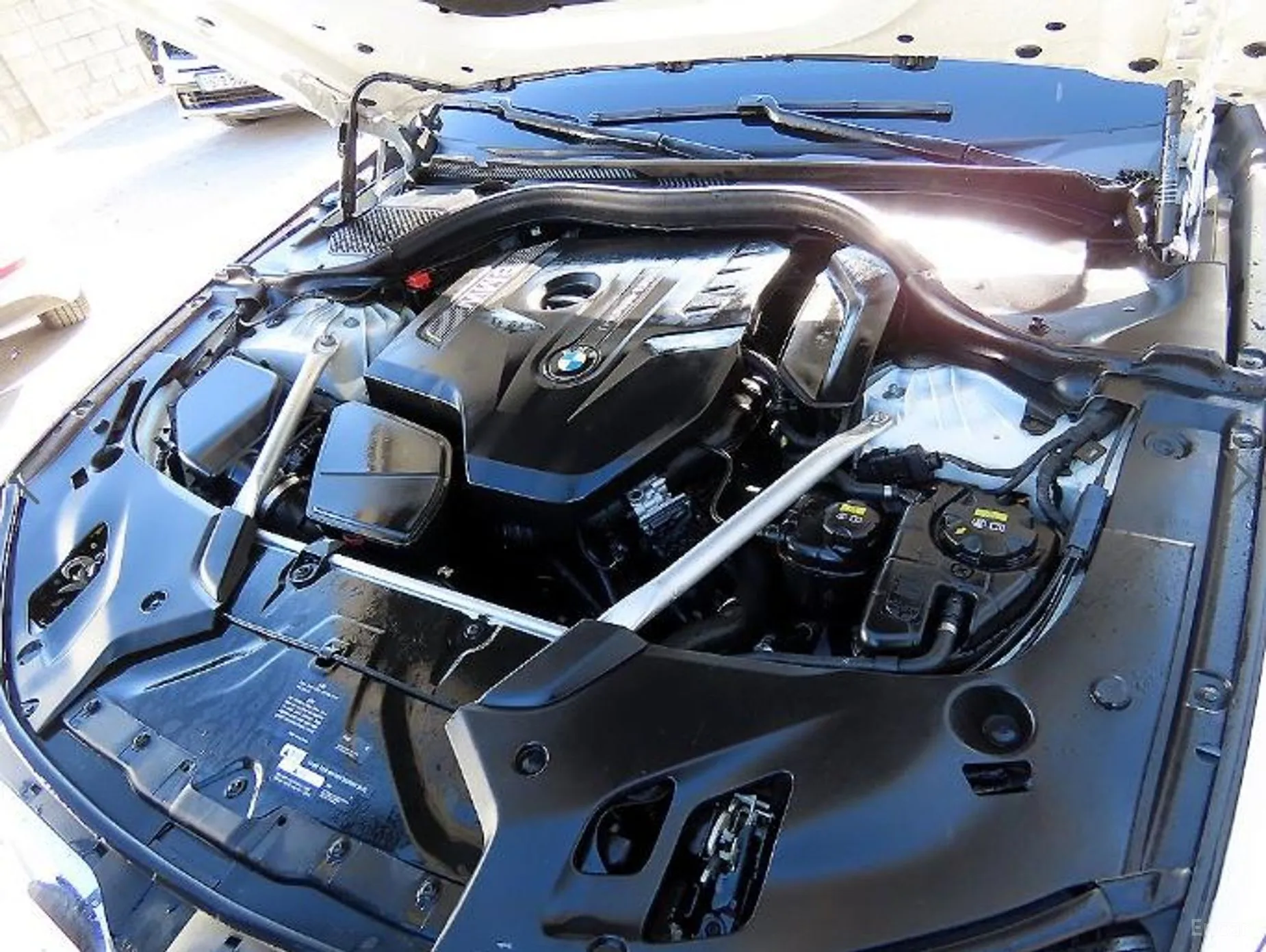 BMW 5 Series (G30) превью 19
