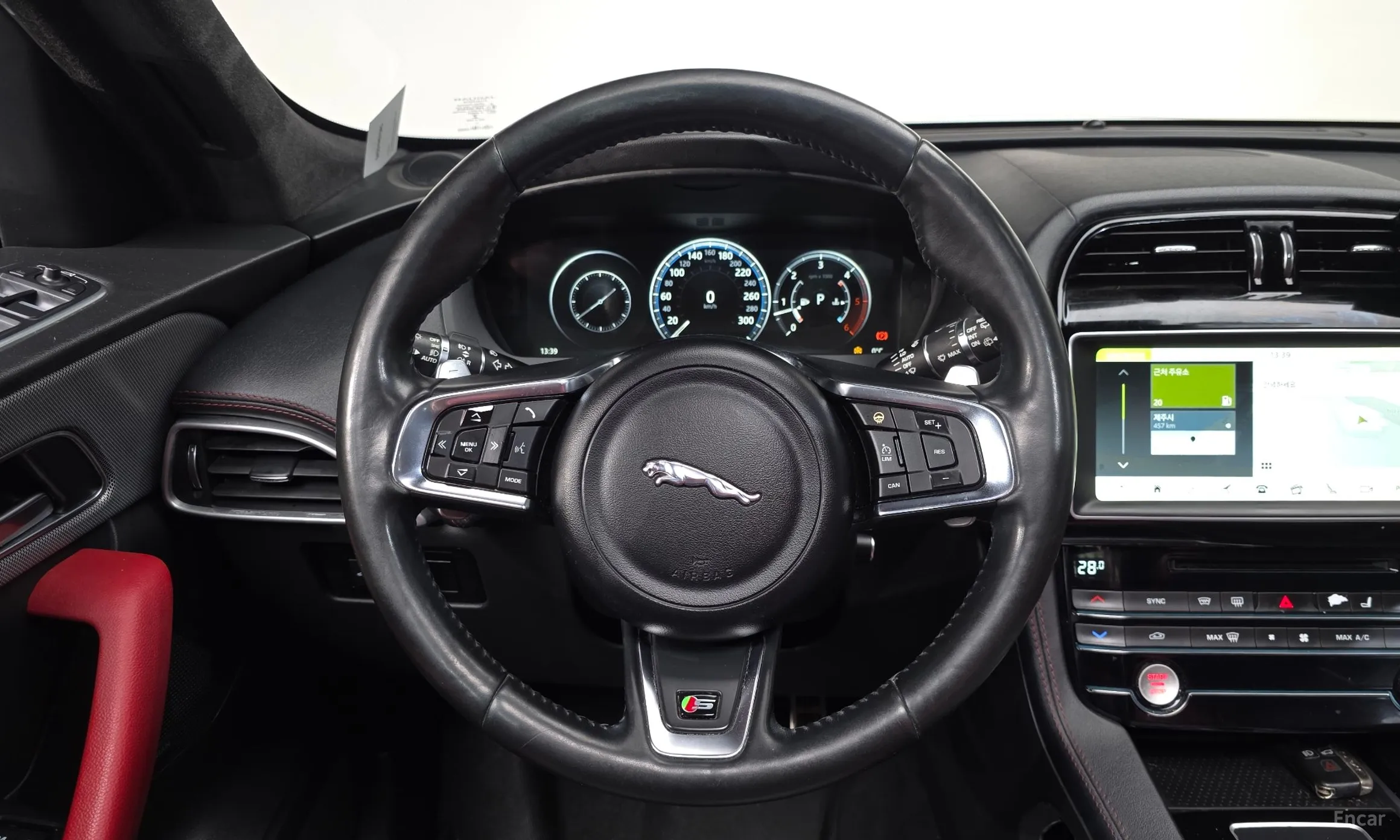 Jaguar F-PACE превью 13