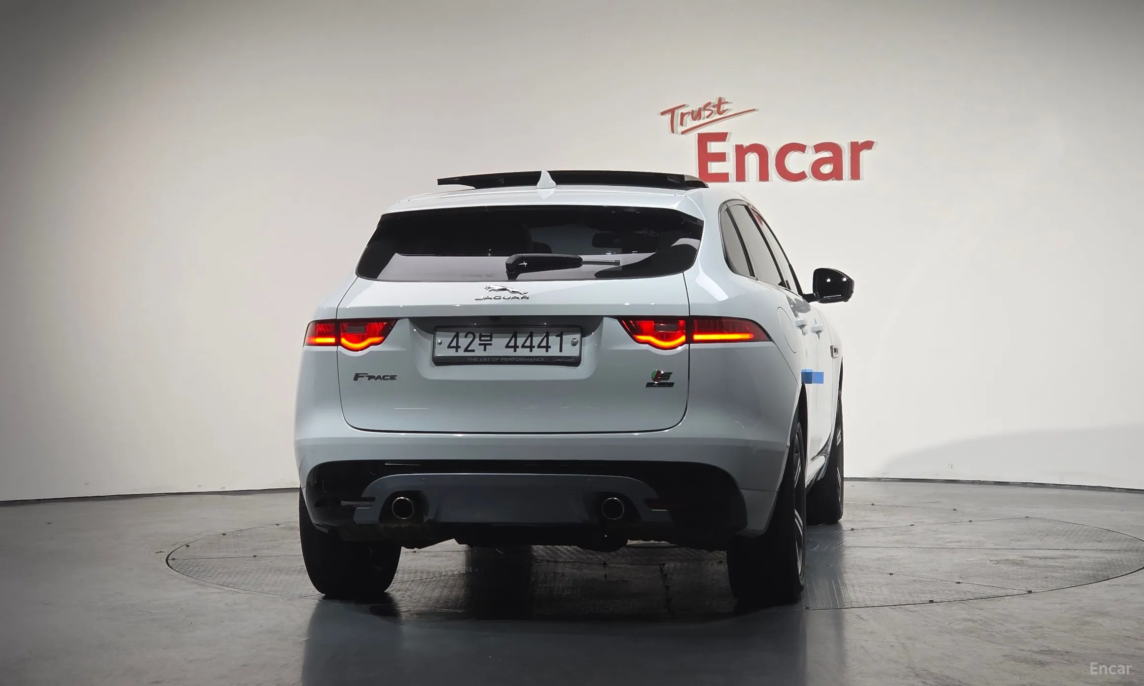 Jaguar F-PACE превью 4