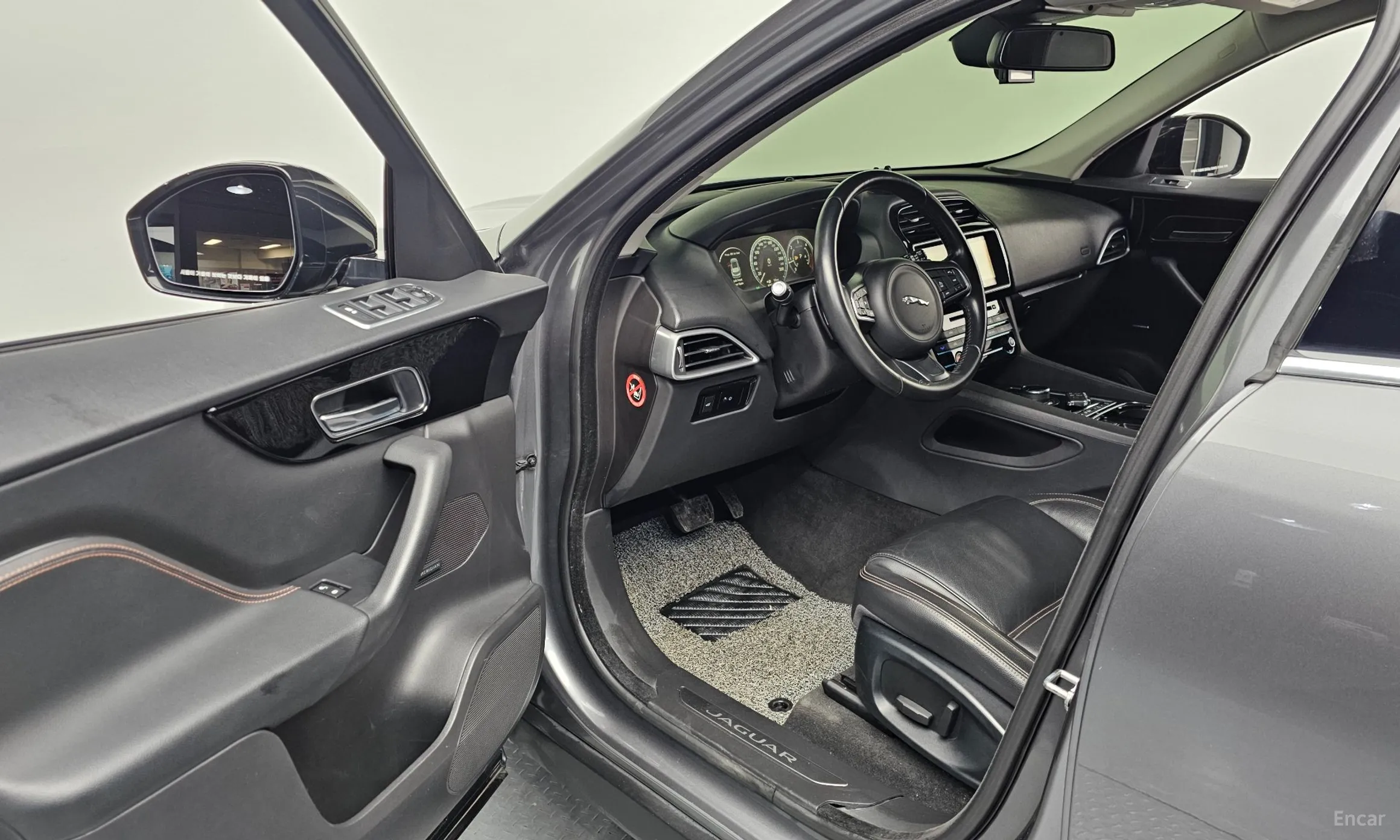 Jaguar F-PACE превью 10