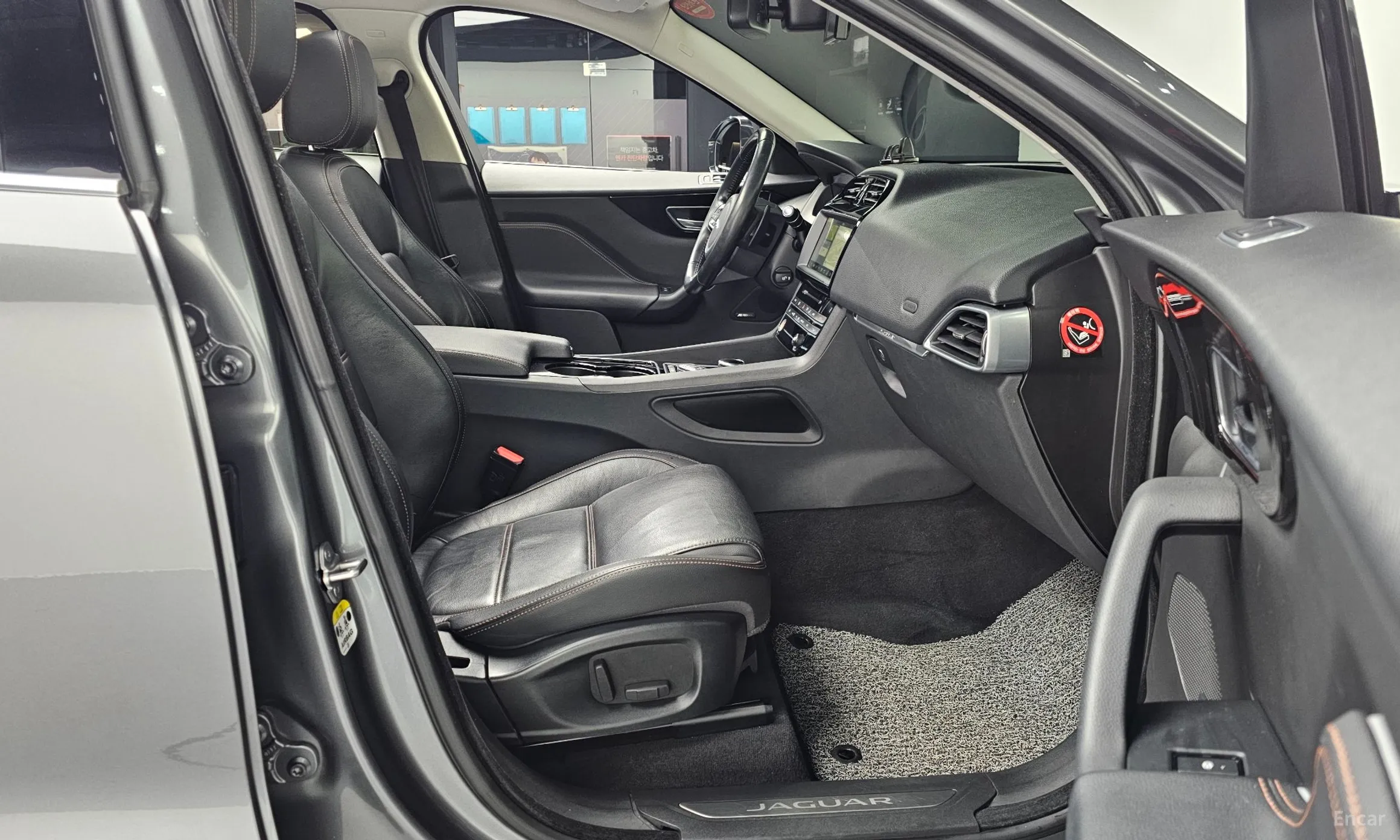 Jaguar F-PACE превью 11