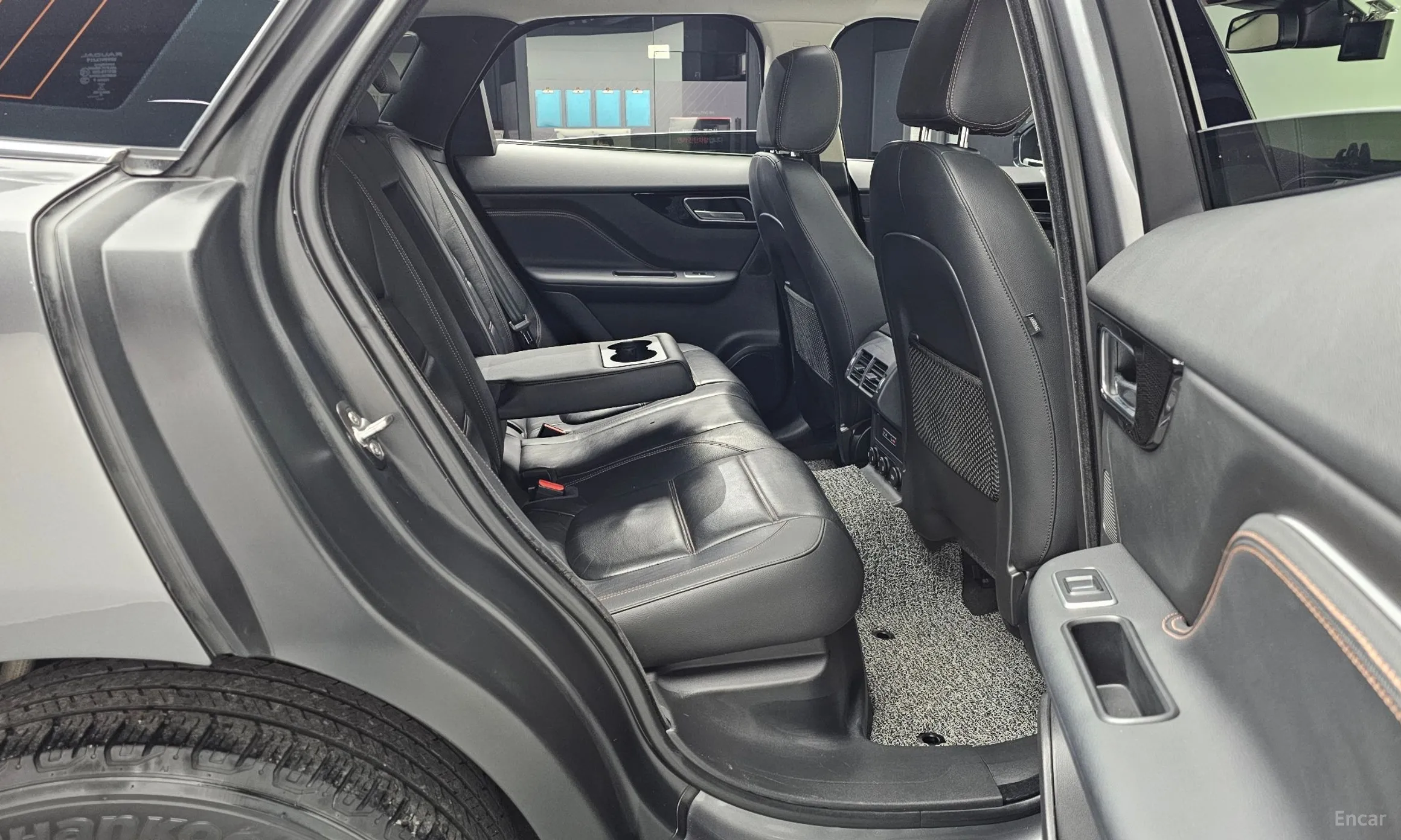 Jaguar F-PACE превью 12