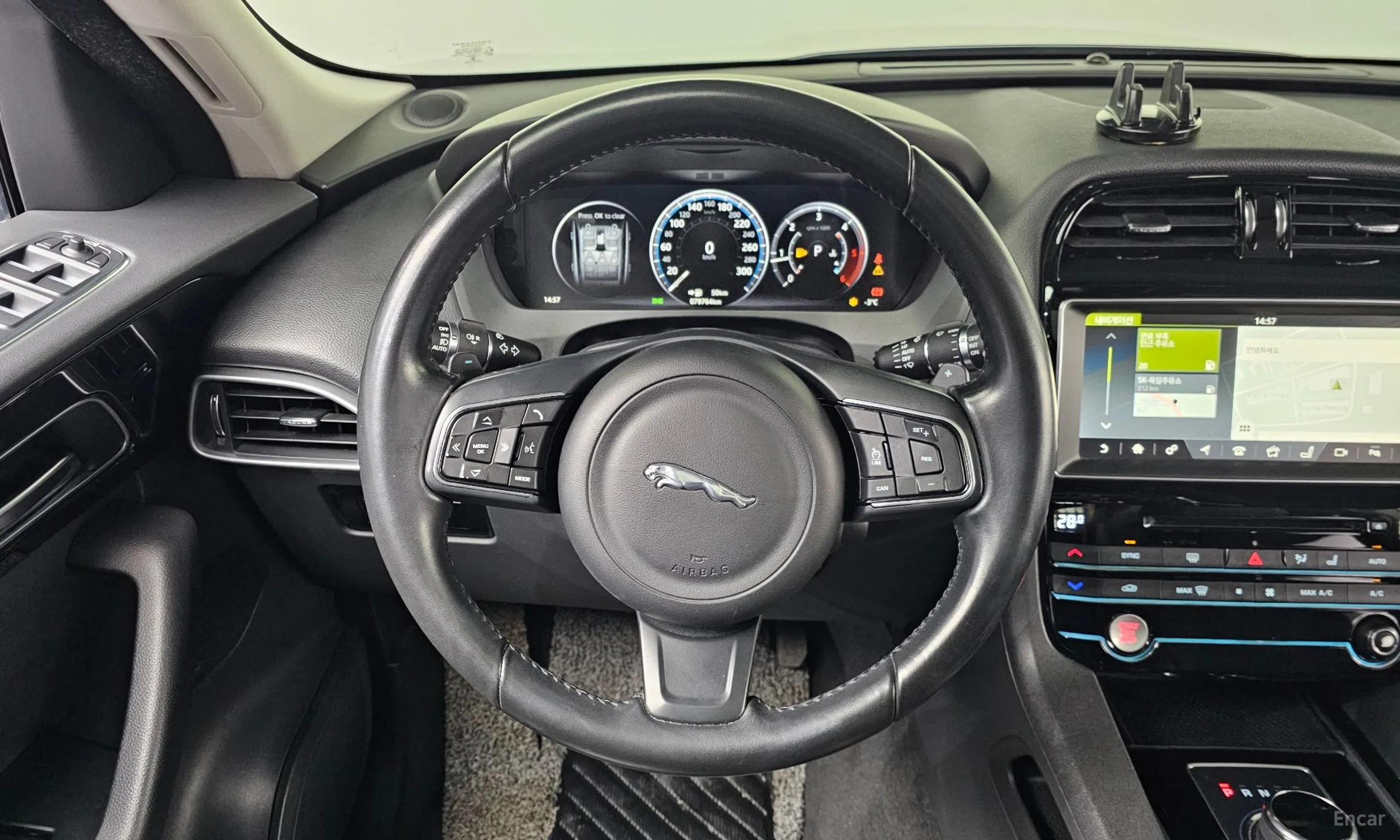 Jaguar F-PACE превью 13