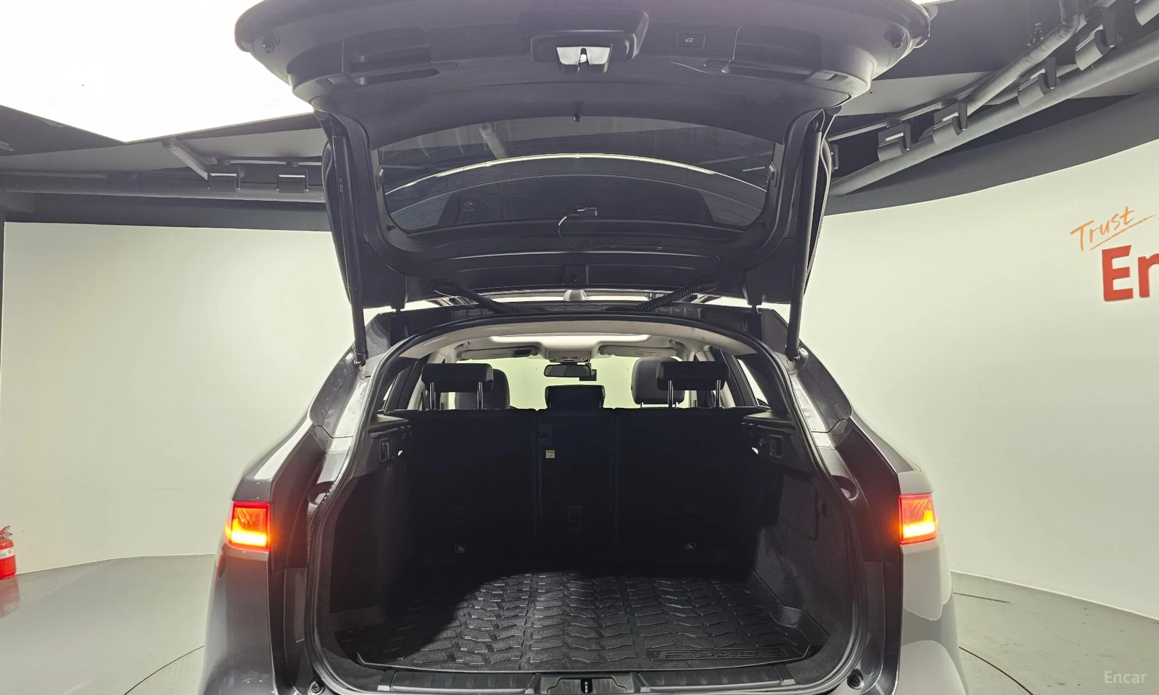 Jaguar F-PACE превью 20