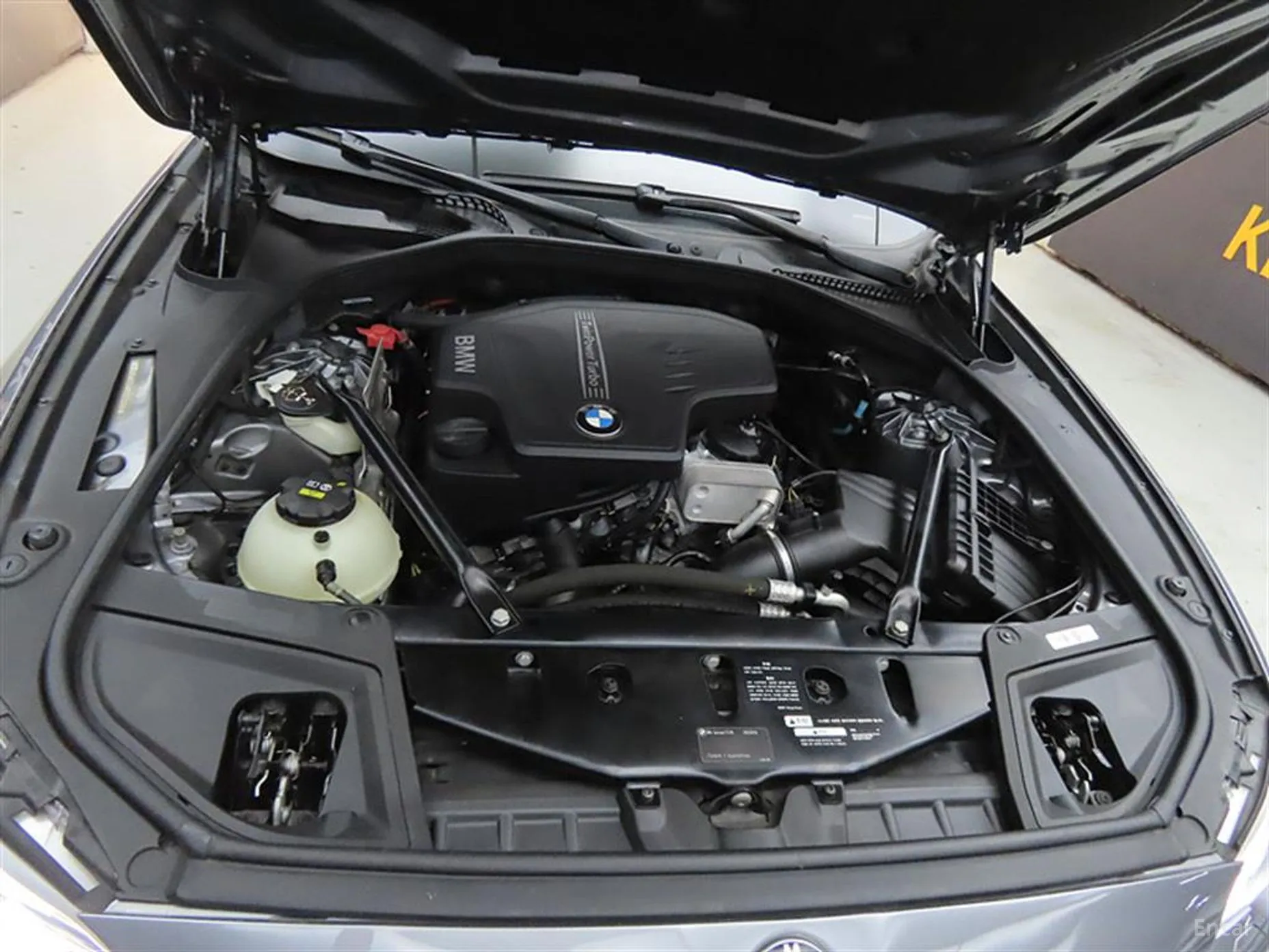 BMW 5 Series (F10) превью 19