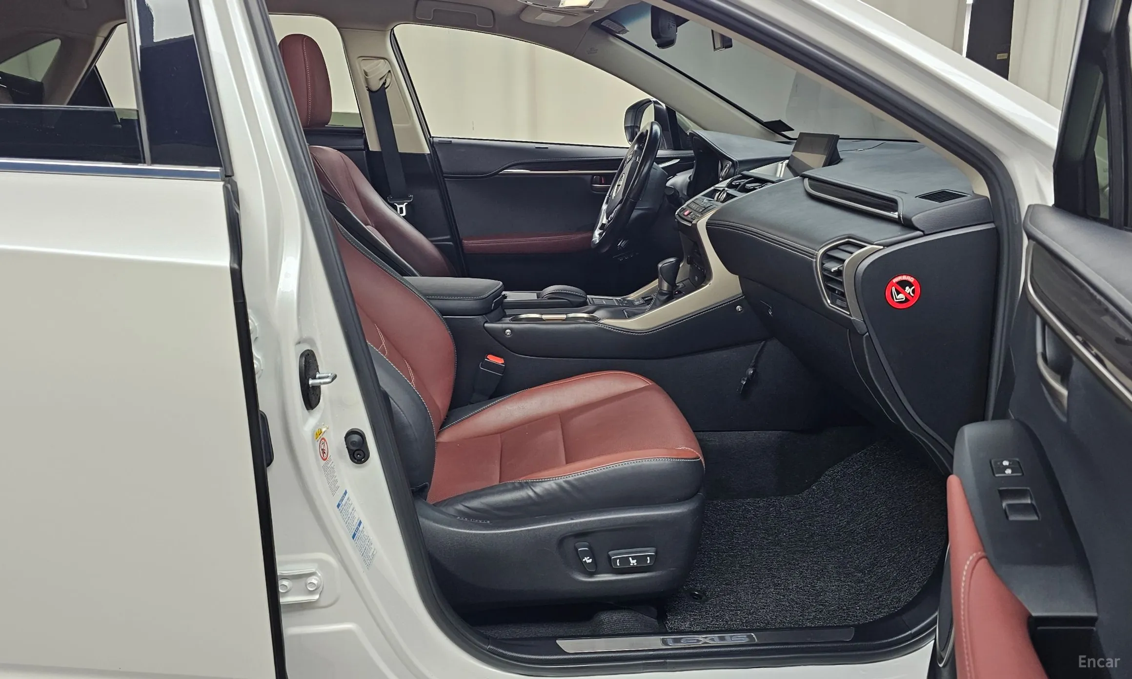 Lexus NX300h превью 11
