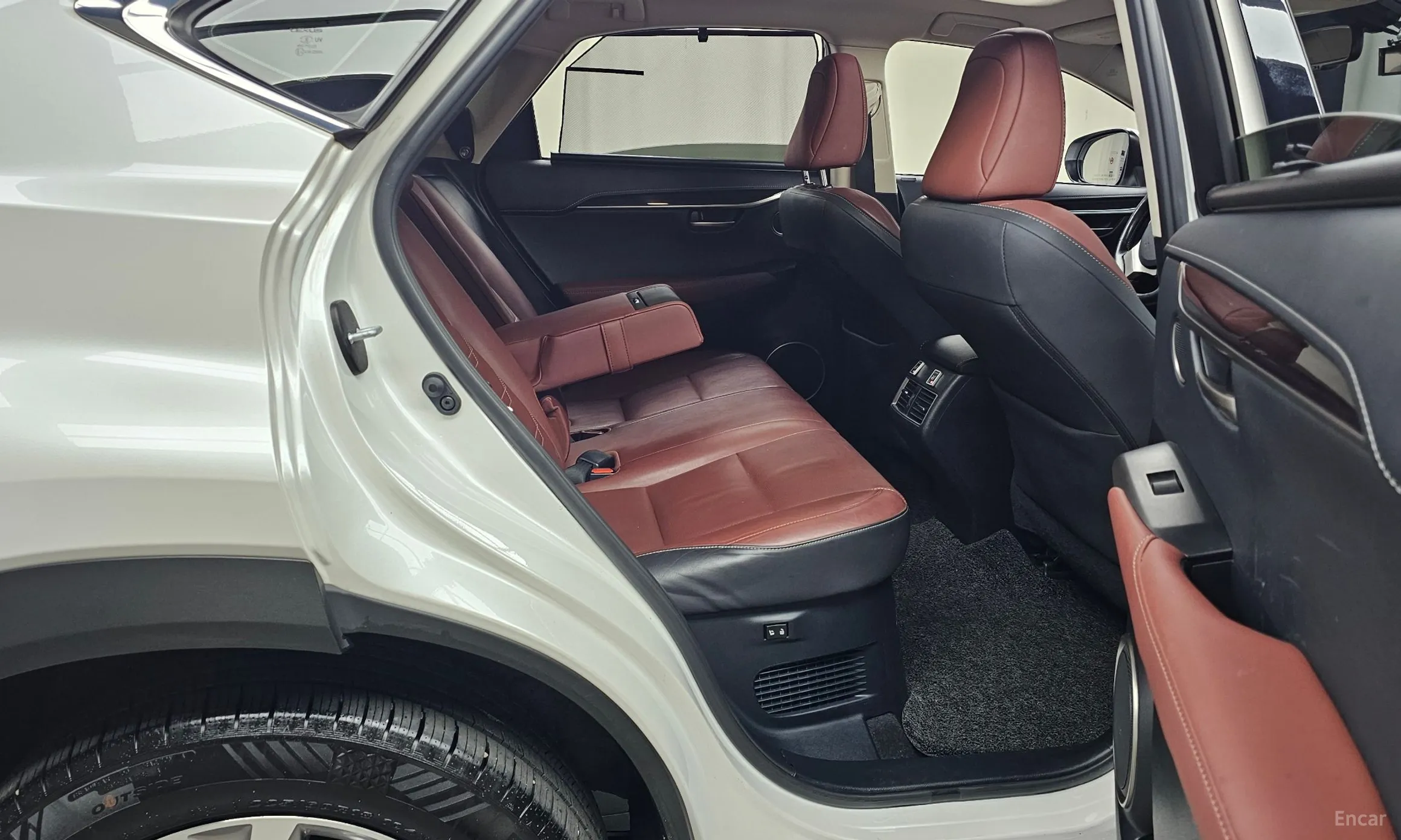 Lexus NX300h превью 12