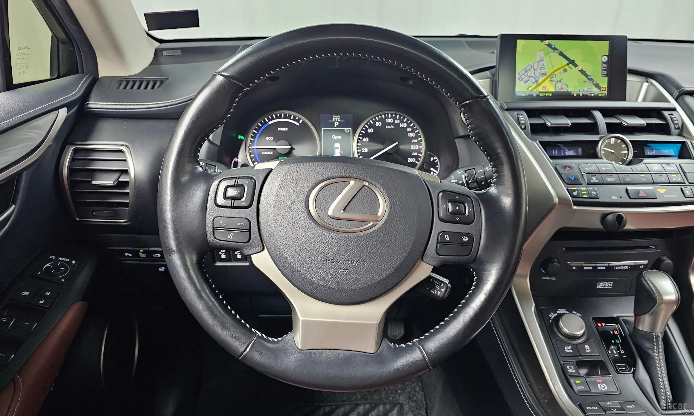 Lexus NX300h превью 13