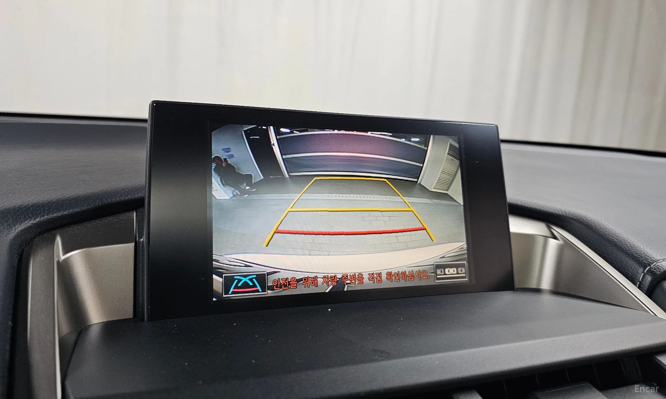 Lexus NX300h превью 16