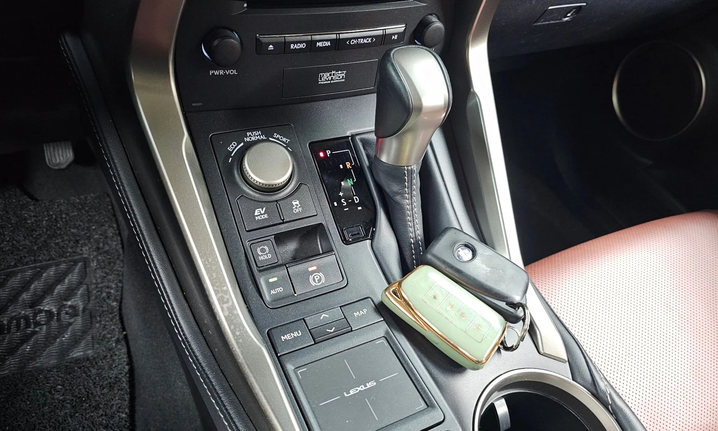 Lexus NX300h превью 9