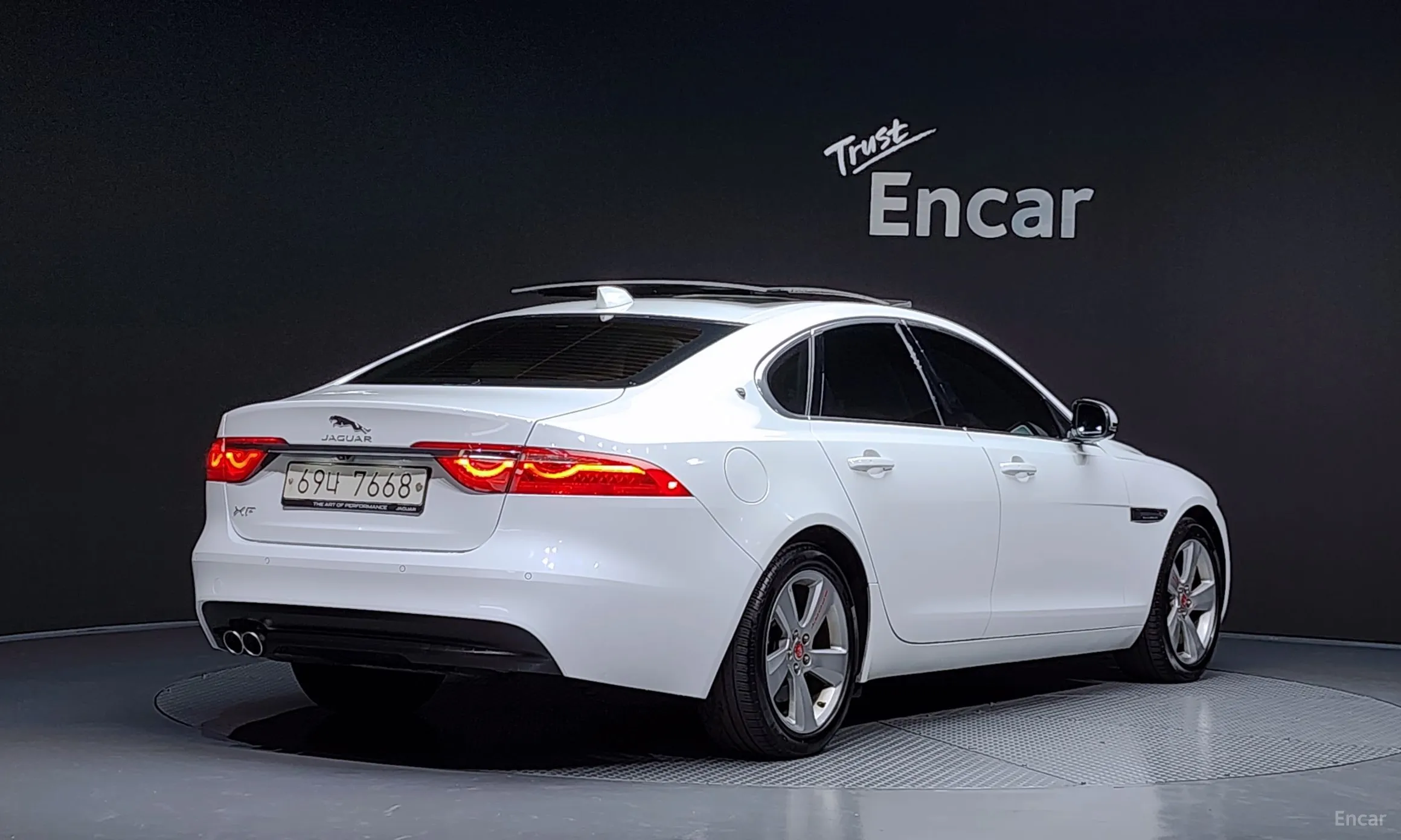 Jaguar XF (x260)