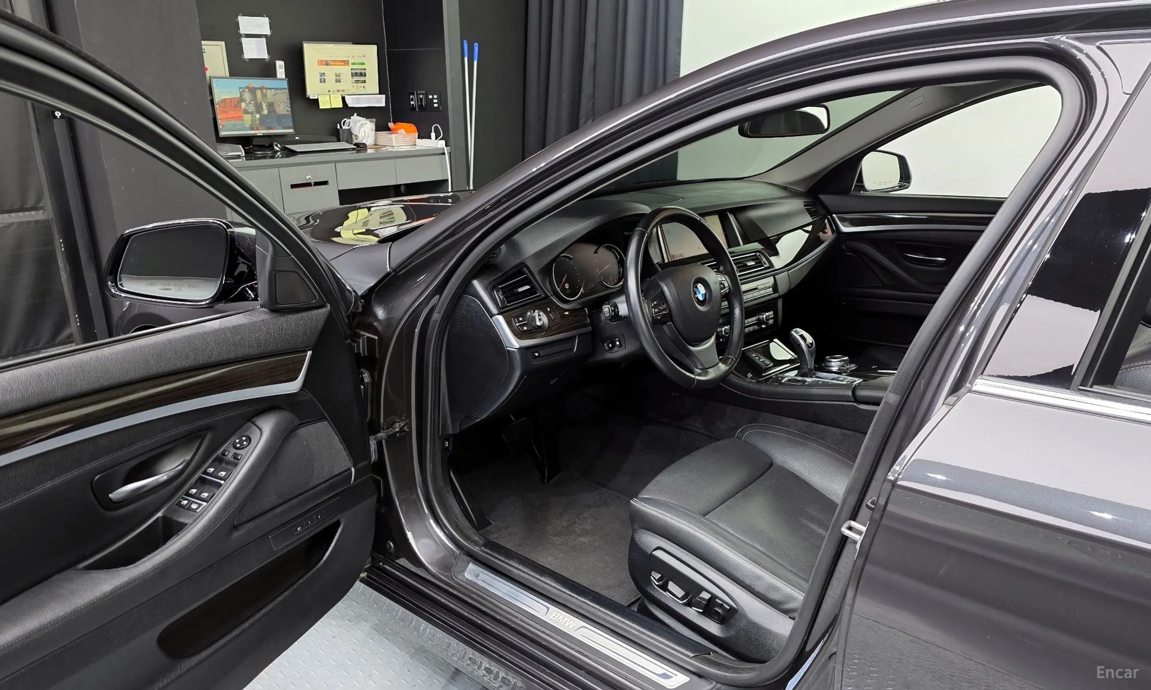 BMW 5 Series (F10) превью 10