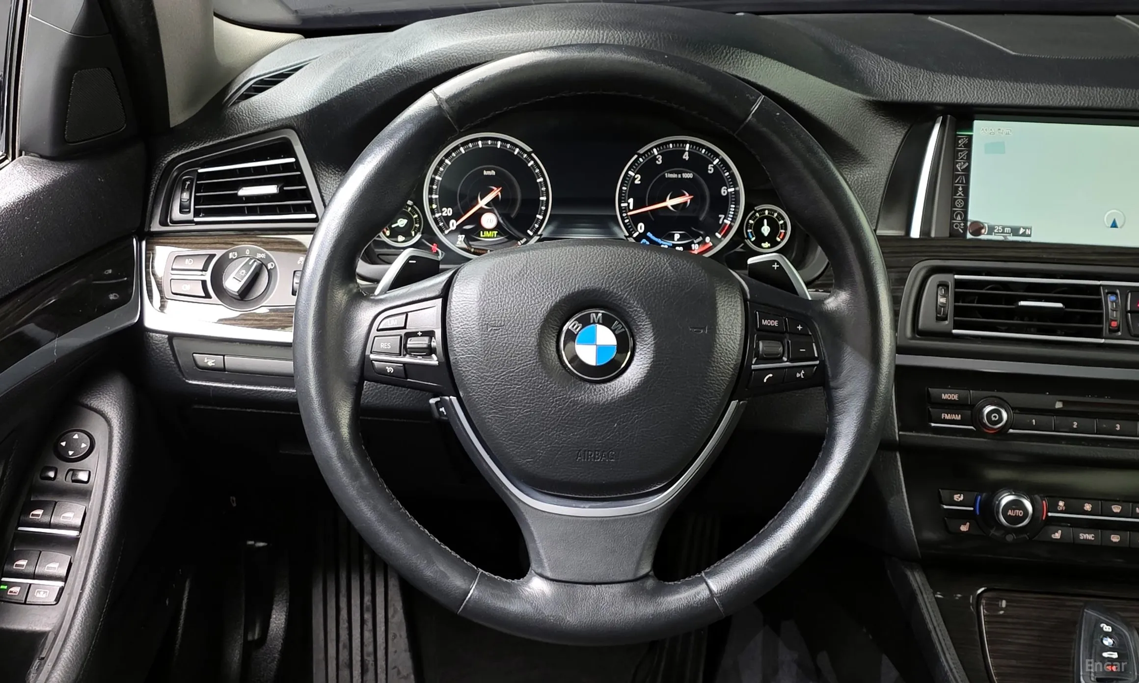 BMW 5 Series (F10) превью 15