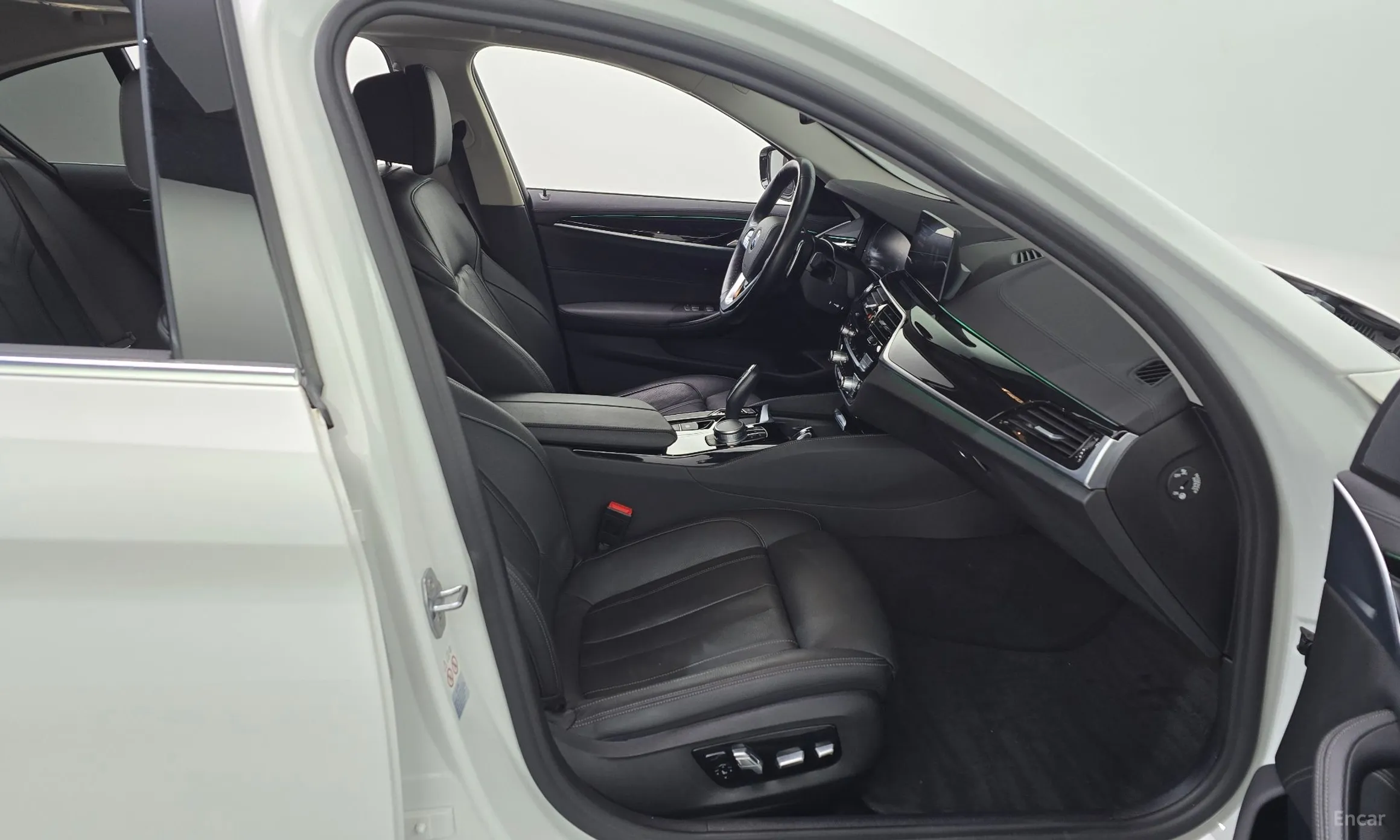 BMW 5 Series (G30) превью 11