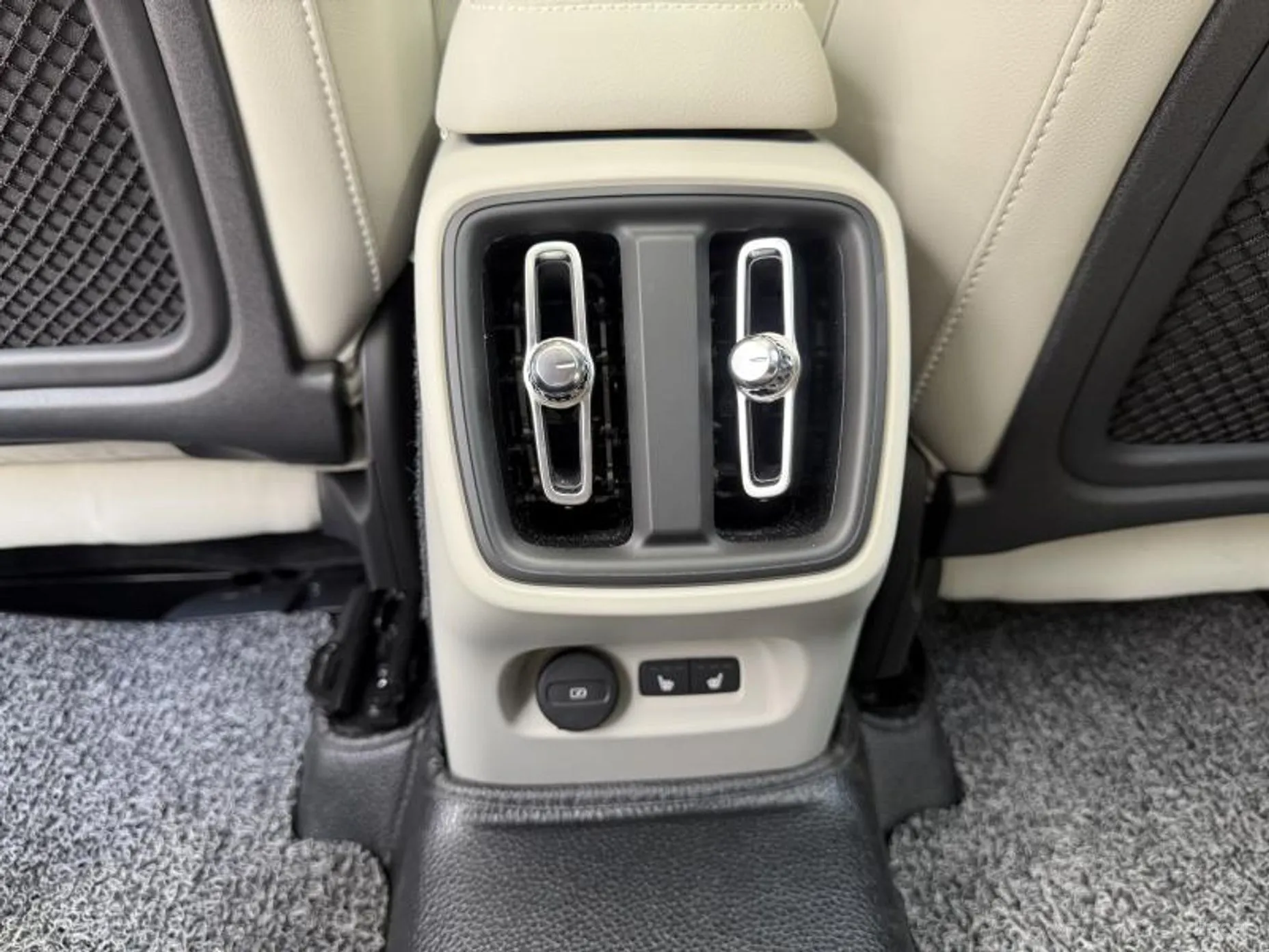 Volvo XC40 превью 17