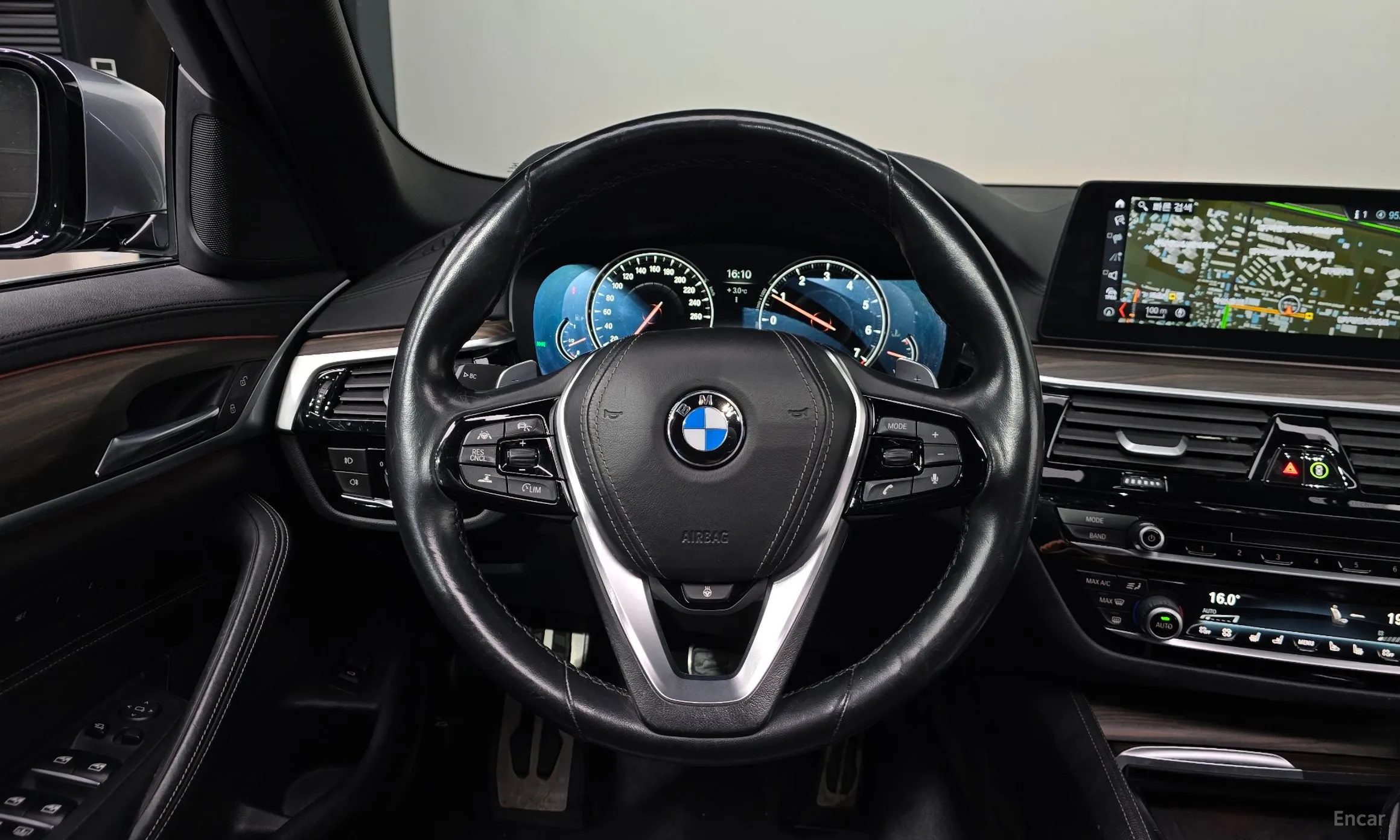 BMW 5 Series (G30) превью 13